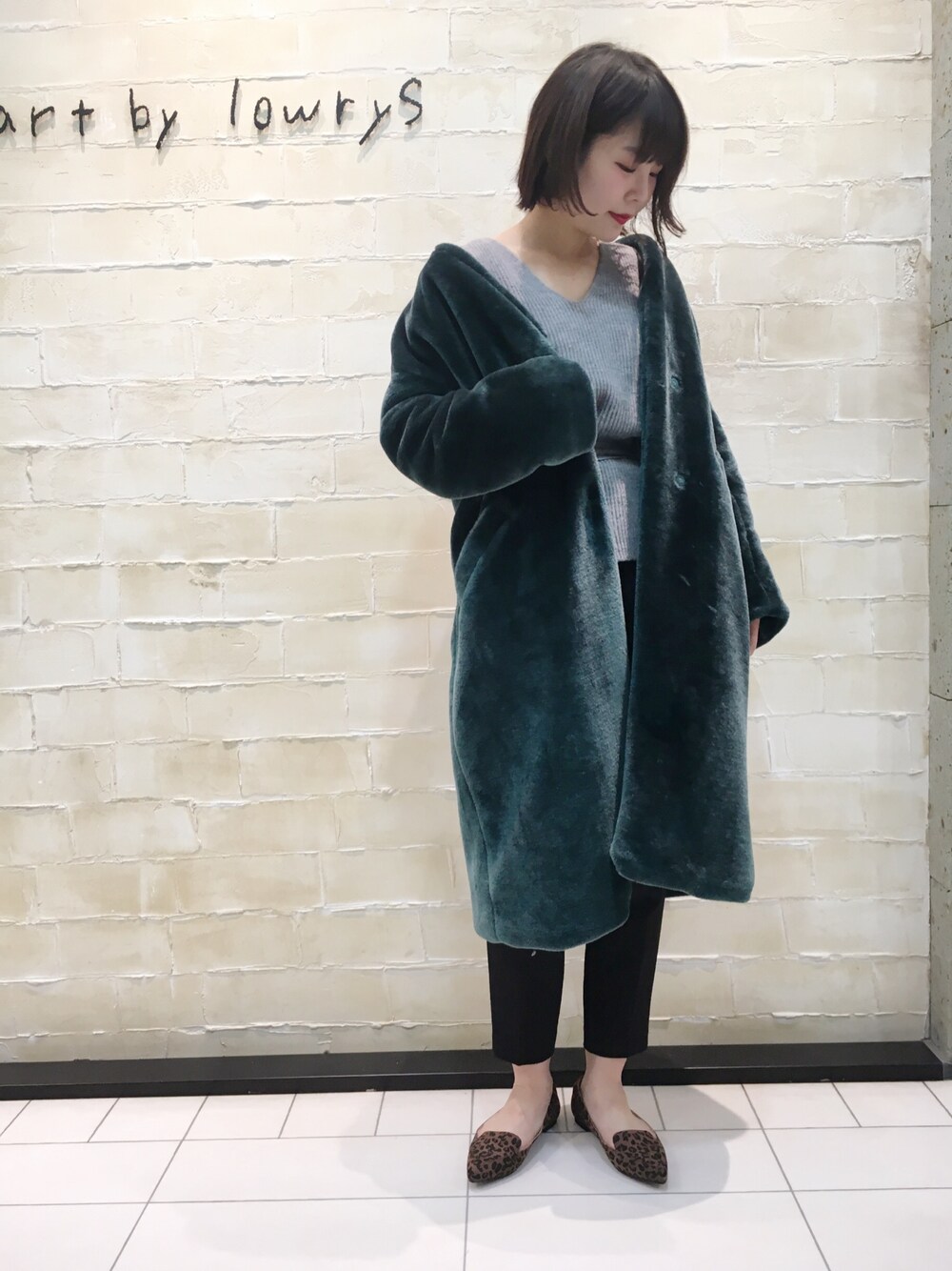 「テーパードパンツ、ファー、レオパード、グリーン、冬コーデ、ファーコート、アパートバイローリーズ、ざっくりニット、apartbylowrys、apart by lowrys」｜「A part byのFファーVノーカラーコート 776021 （その他アウター、グリーン系）」を使った、arisa.さん（レディース・158cm）の冬コーディネートの1枚目の写真