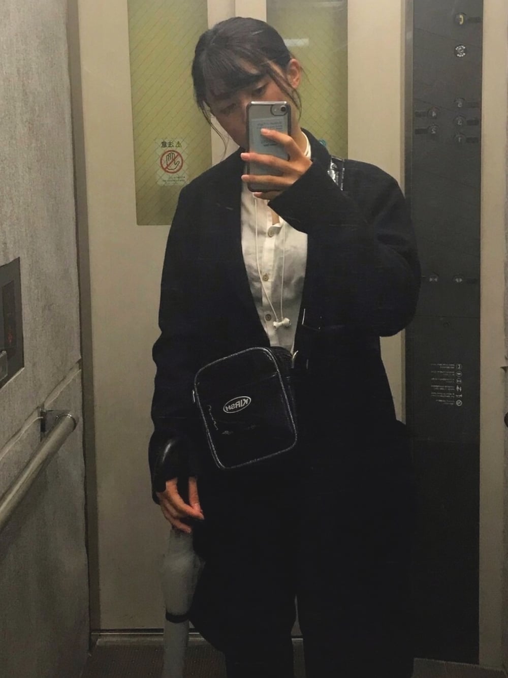 「ZARA、Chloe、シャツスタイル、シャツ」｜「KIRSHのアイテム（ショルダーバッグ、ブラック系）」を使った、うふぇんさん（レディース・154cm）の春コーディネートの1枚目の写真