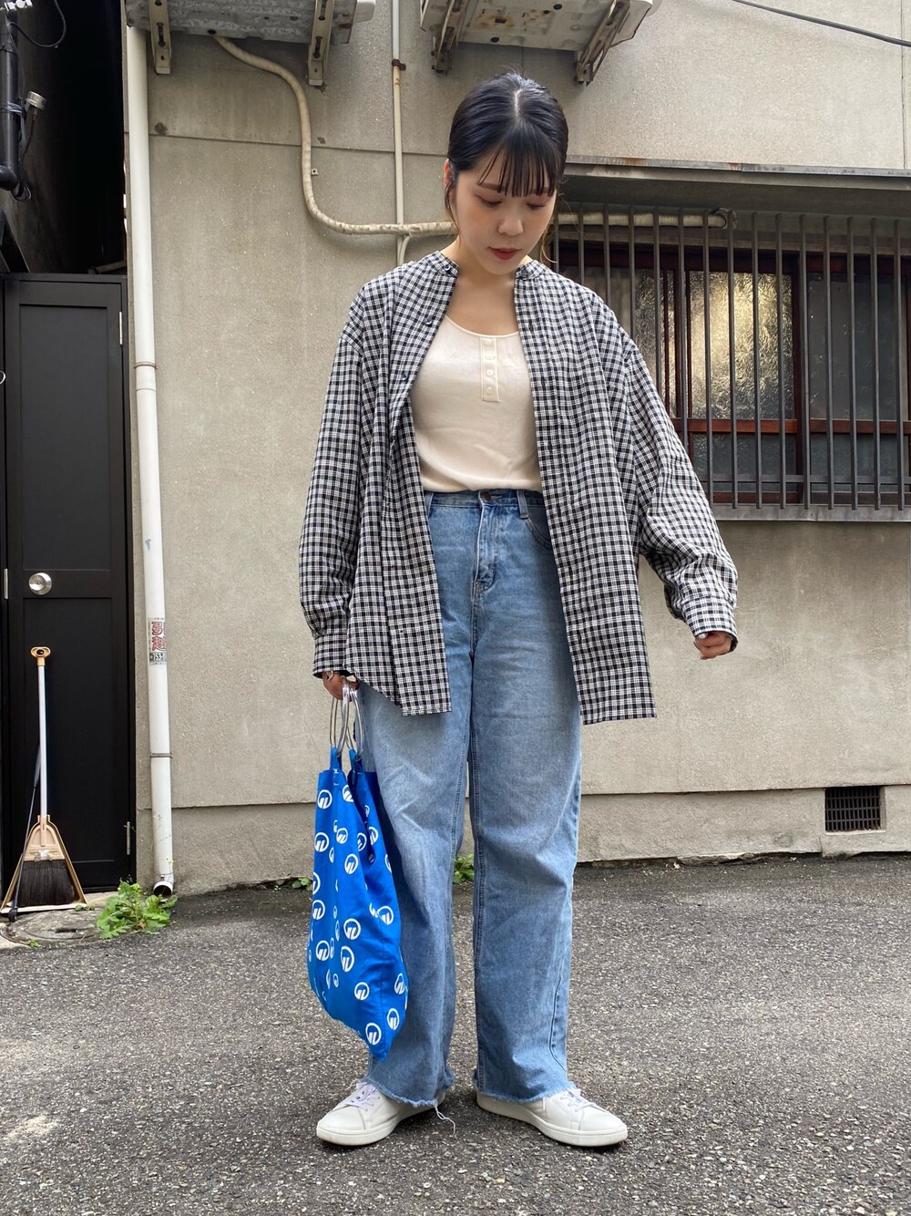 ブラック系のシャツ/ブラウス、ブルー系のデニムパンツ、ホワイト系のタンクトップを着用したレディースの秋コーディネートの1枚目の写真