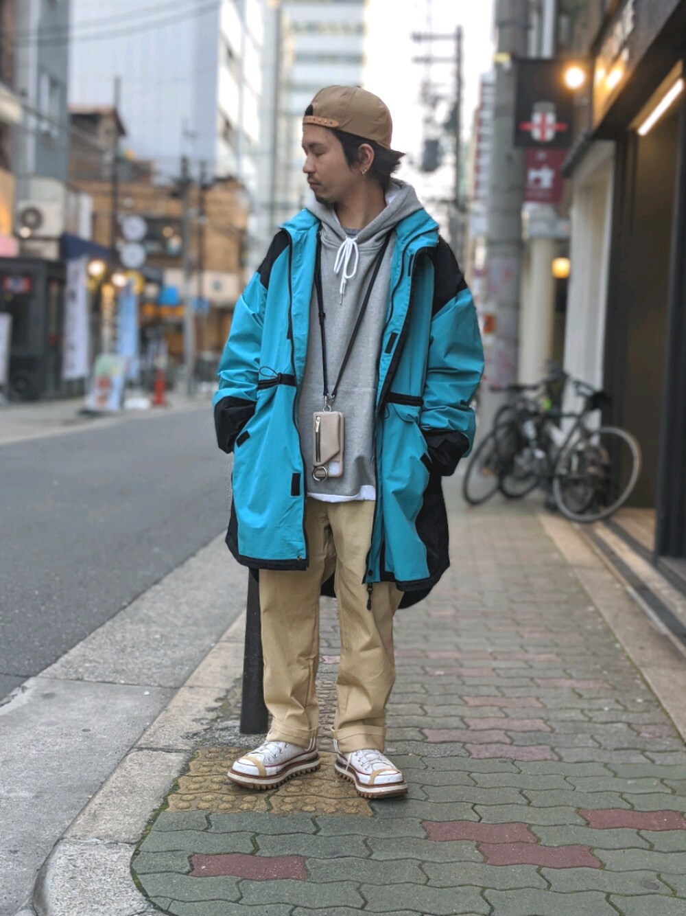 「FR(13)NDS、チノパン、パーカー、パーカー グレー、春コーデ、カジュアル、スニーカー、低身長、ROYAL FLASH、ROYAL FLASH南船場」｜「FR(13)NDSのFR(13)NDS /フレンズ/ナイロン スタンドロングブルゾン（ブルゾン、ブルー系）」を使った、みねさん（メンズ・161cm）の春コーディネートの1枚目の写真
