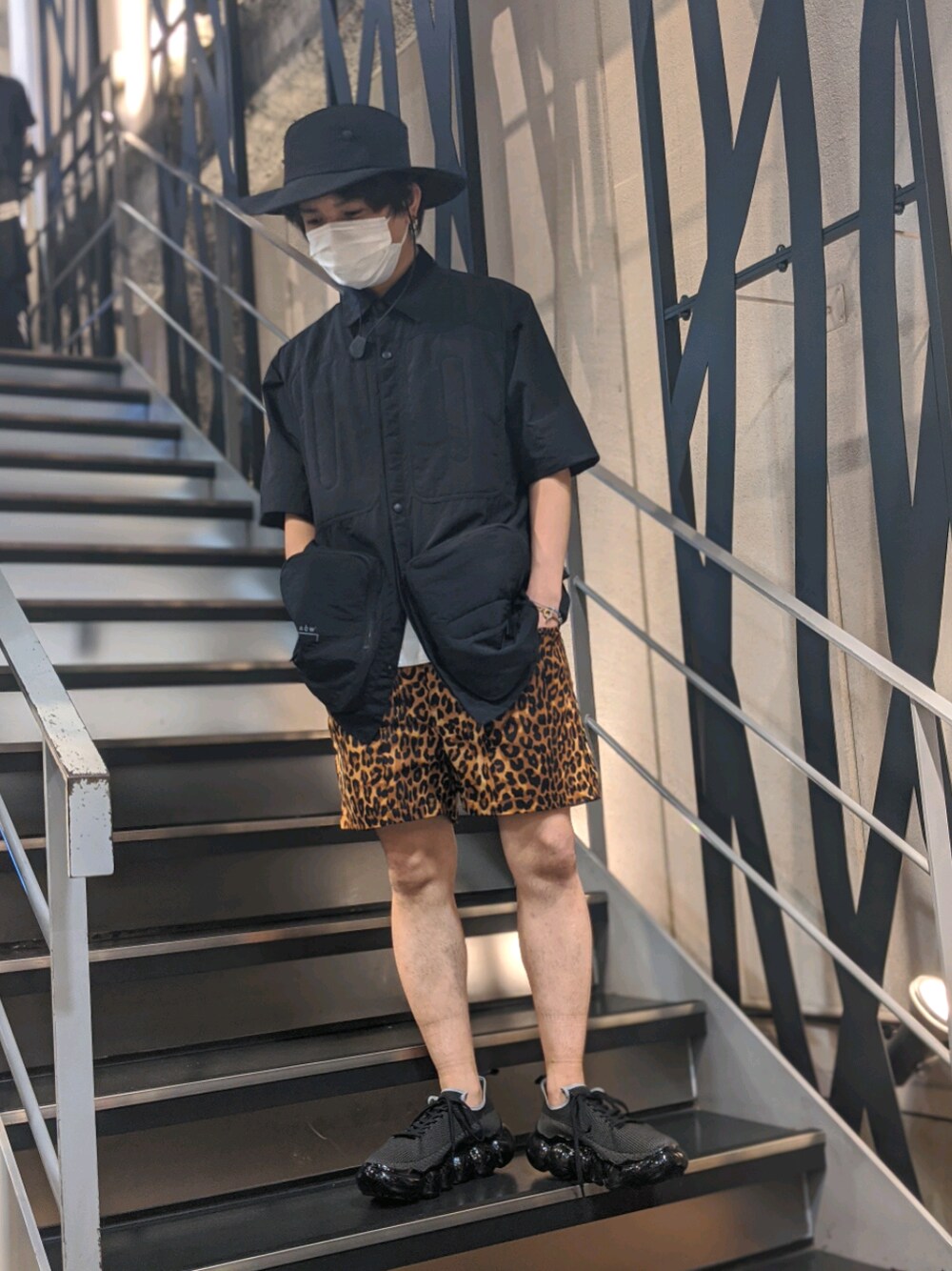 「acoldwall、SUPERTHANKS、grounds、ROYAL FLASH、ROYAL FLASH南船場、ショーツ、シャツスタイル、スニーカー」｜「A-COLD-WALL*のA-COLD-WALL*/ア コールド ウォール/UTILITY PKT SHIRT（シャツ/ブラウス、ブラック系）」を使った、みねさん（メンズ・161cm）の夏コーディネートの1枚目の写真