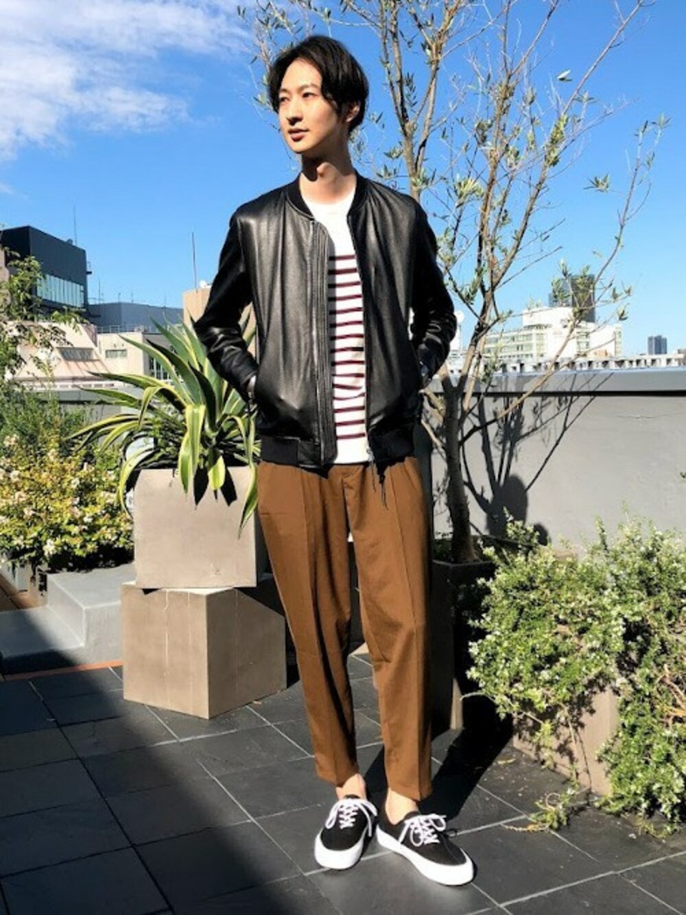 「ブルゾン、ボーダー、シンプル、レザー、レザーブルゾン、大人カジュアル、イージーパンツ、タックパンツ、リラックススタイル、リブブルゾン」｜「NANO universeのTW　タックテーパードイージーパンツ（その他パンツ、イエロー系）」を使った、nano・universe men’s STAFFさん（メンズ・182cm）の秋コーディネートの1枚目の写真