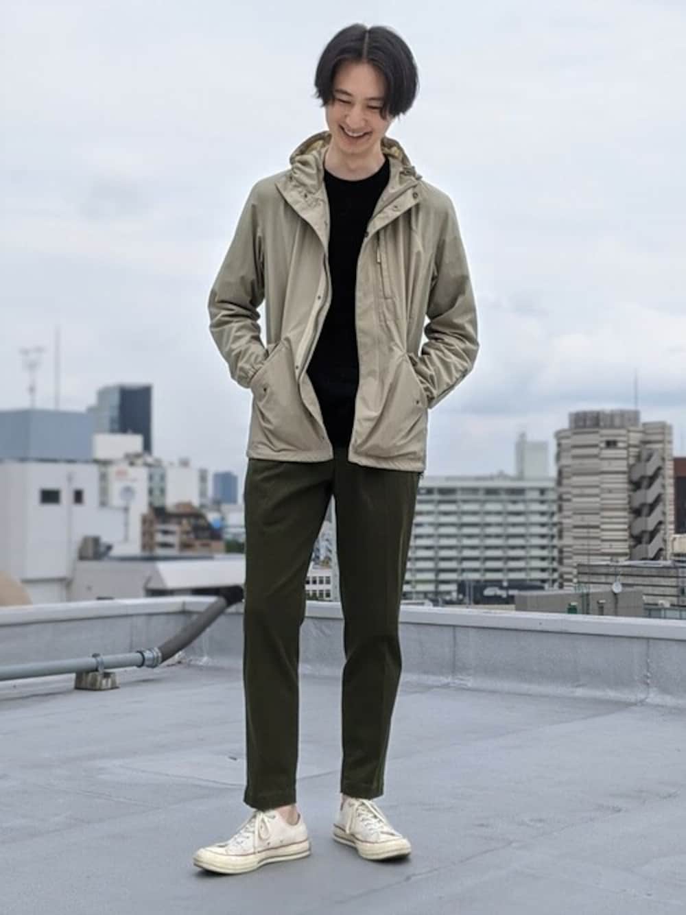 「テーパードパンツ、ブルゾン、ニット、カジュアル、スニーカーコーデ、アースカラー、nano・universe、ライトアウター、カジュアルコーデ、秋コーデ」｜「NANO universeのライトウェイトショートモッズブルゾン（ブルゾン、グレー系）」を使った、nano・universe men’s STAFFさん（メンズ・182cm）の秋コーディネートの1枚目の写真