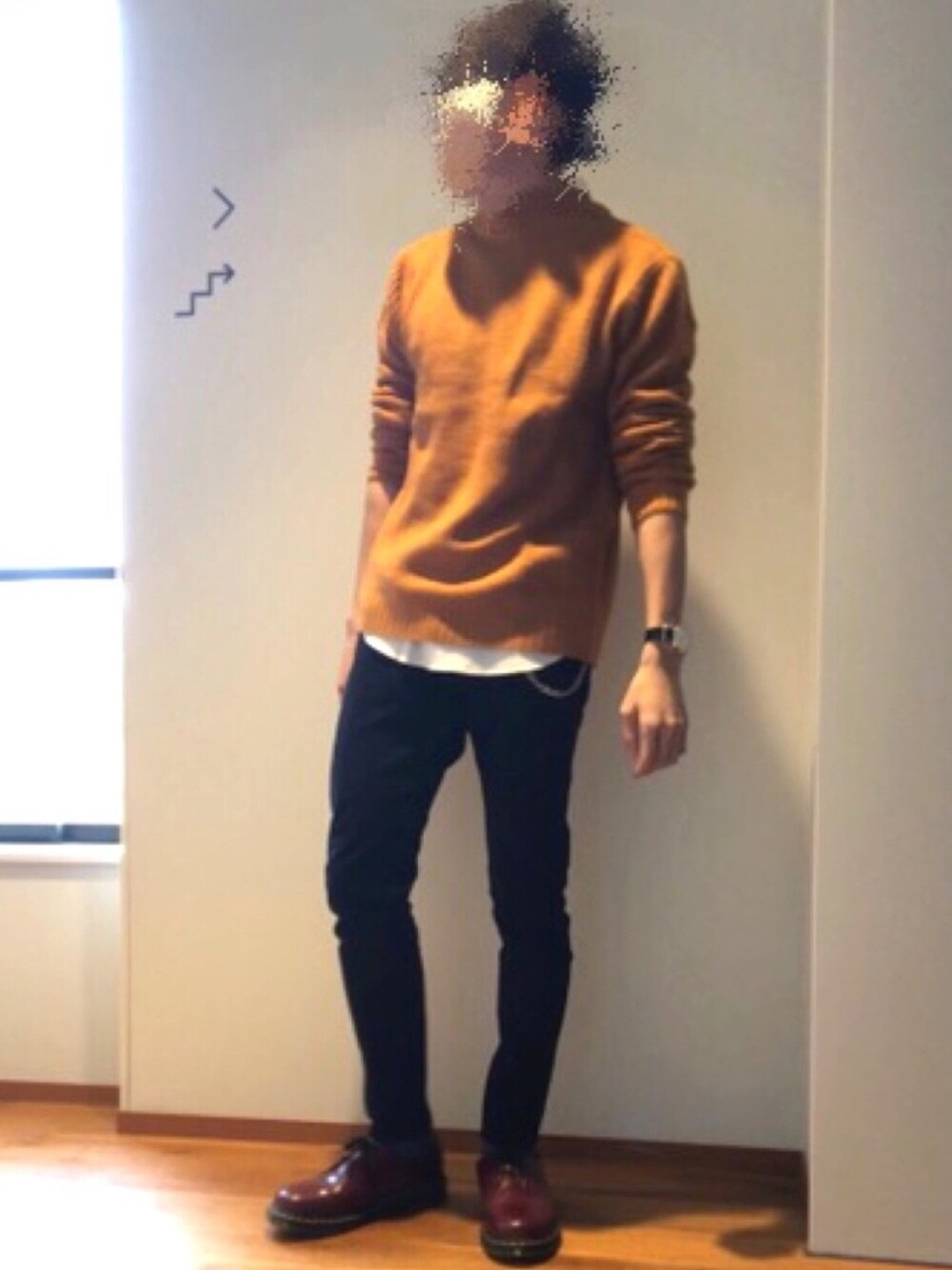 ホワイト系のTシャツ/カットソー、イエロー系のニット/セーター、ブラウン系のブーツを着用したメンズの秋コーディネートの1枚目の写真
