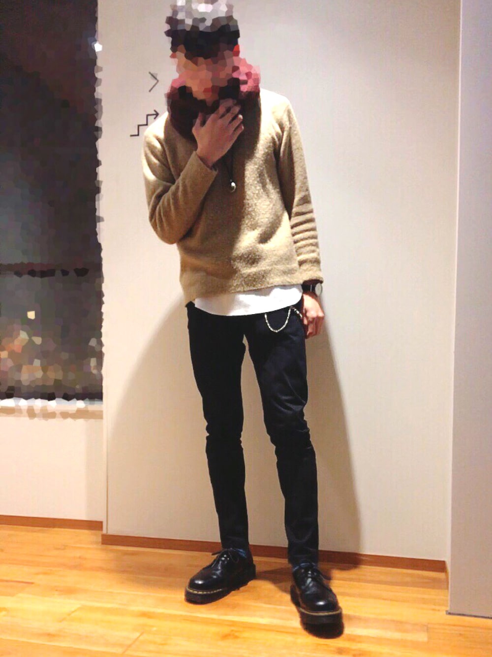 ブラック系のブーツ、ブラック系のデニムパンツ、ホワイト系のTシャツ/カットソーを着用したメンズの冬コーディネートの1枚目の写真