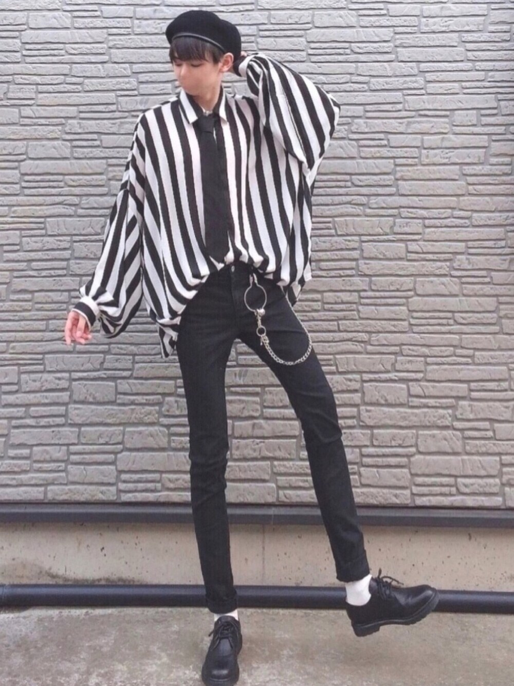「韓国ファッション、モノトーンコーデ、タックイン、ストリート、ビッグシルエット、ストライプシャツ、スキニー、革靴、ベレー帽、ネクタイ」｜「neosの【neos -addictive design-】ビッグシルエット ドルマンスリーブ ストライプシャツ（シャツ/ブラウス、ホワイト系）」を使った、KEITAさん（メンズ・170cm）の春コーディネートの1枚目の写真