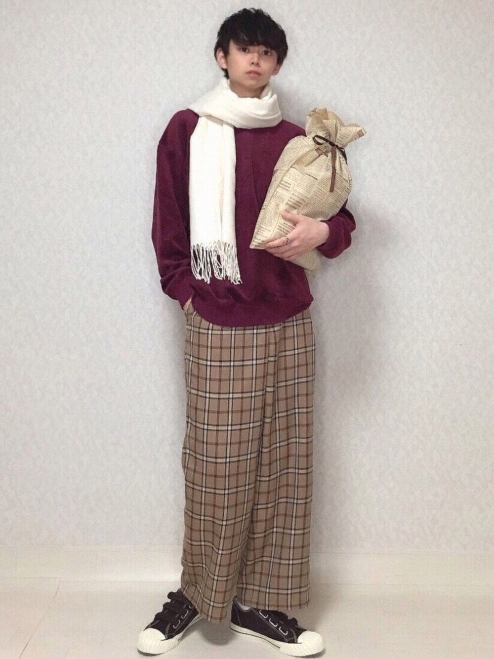 レッド系のスウェット、ベージュ系のその他パンツ、ブラウン系のスニーカーを着用したメンズの冬コーディネートの1枚目の写真