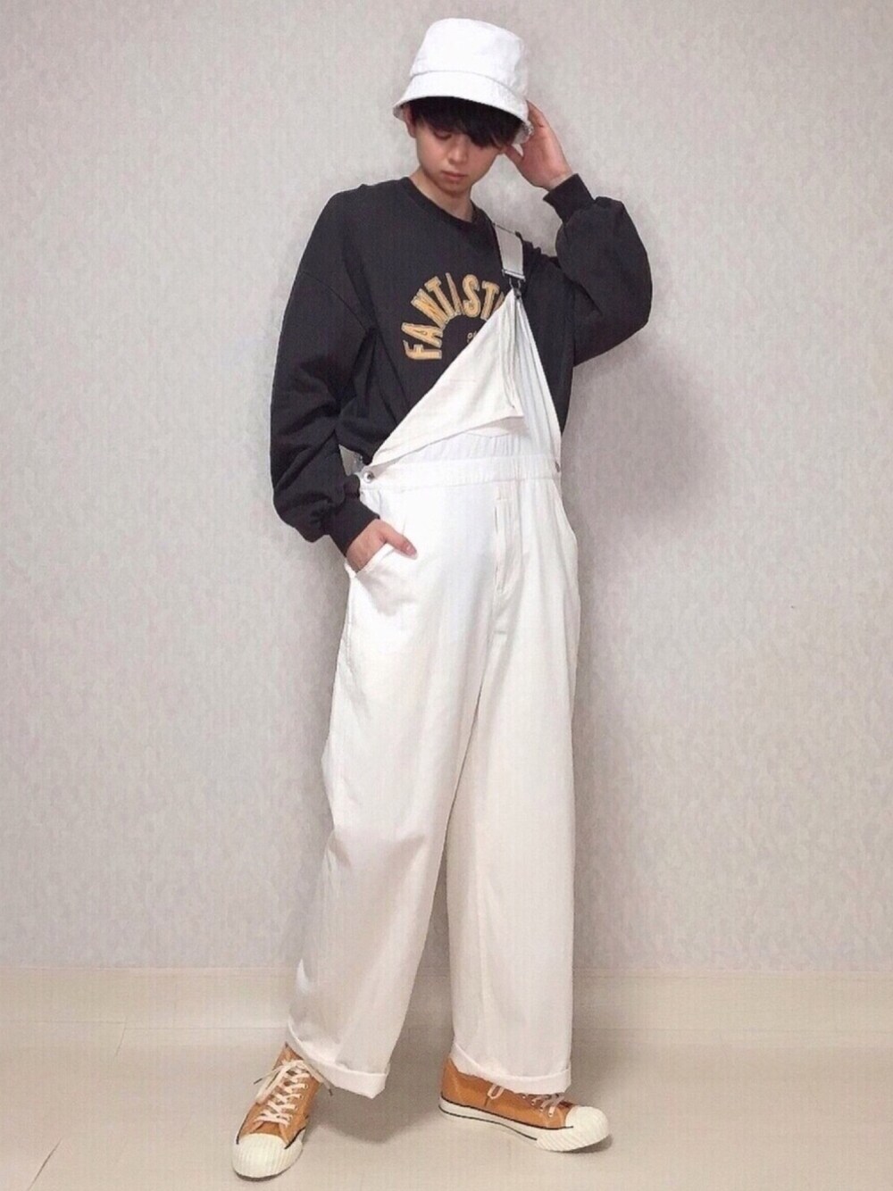 ブラック系のスウェット、ホワイト系のサロペット/オーバーオール、イエロー系のその他シューズを着用したメンズの冬コーディネートの1枚目の写真