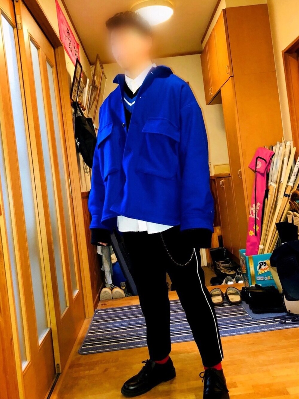 「おしゃれさんと繋がりたい、今日のコーデ、ビックシルエット、革靴、2019初WEAR、カジュアルコーデ、ハレ、韓国ファッション、ラインパンツ」｜「HAREのBIGシャツブルゾン(HARE)（ブルゾン、ブルー系）」を使った、SINさん（メンズ・165cm）の冬コーディネートの1枚目の写真