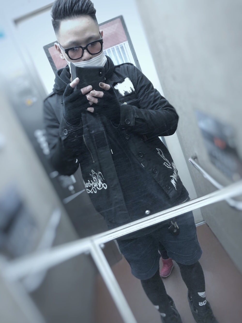 ブラック系のミリタリージャケット、ブラック系のその他パンツ、ブラック系のその他パンツを着用したメンズの冬コーディネートの1枚目の写真