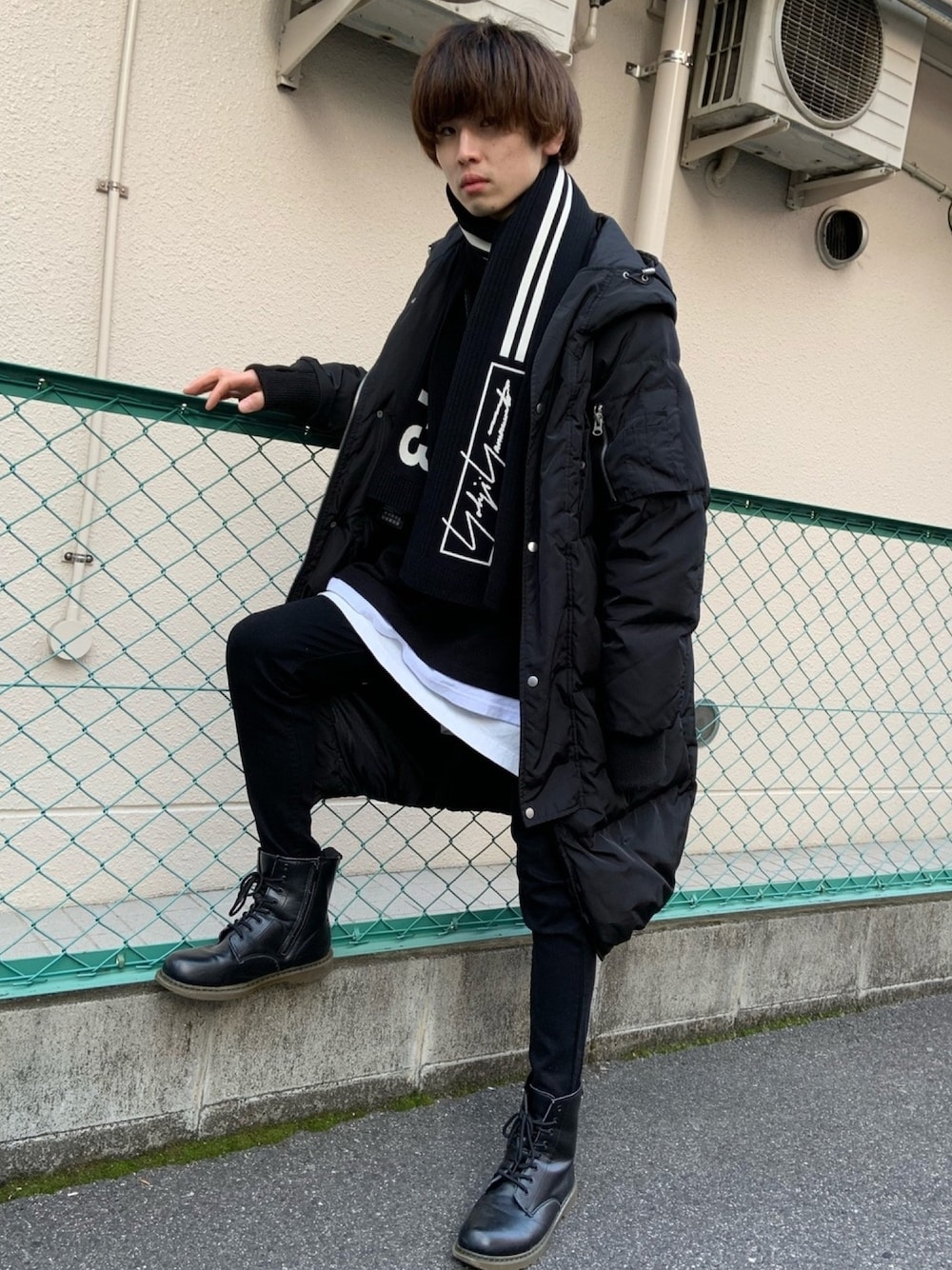 「ブラックコーデ、黒、Y-3、not conventional、minsobi、コート、マフラー、モノトーン、スキニー、モード」｜「minsobiの【minsobi】ルーズフィット ロングダウンコート（その他アウター、ブラック系）」を使った、So さん（メンズ・180cm）の冬コーディネートの1枚目の写真