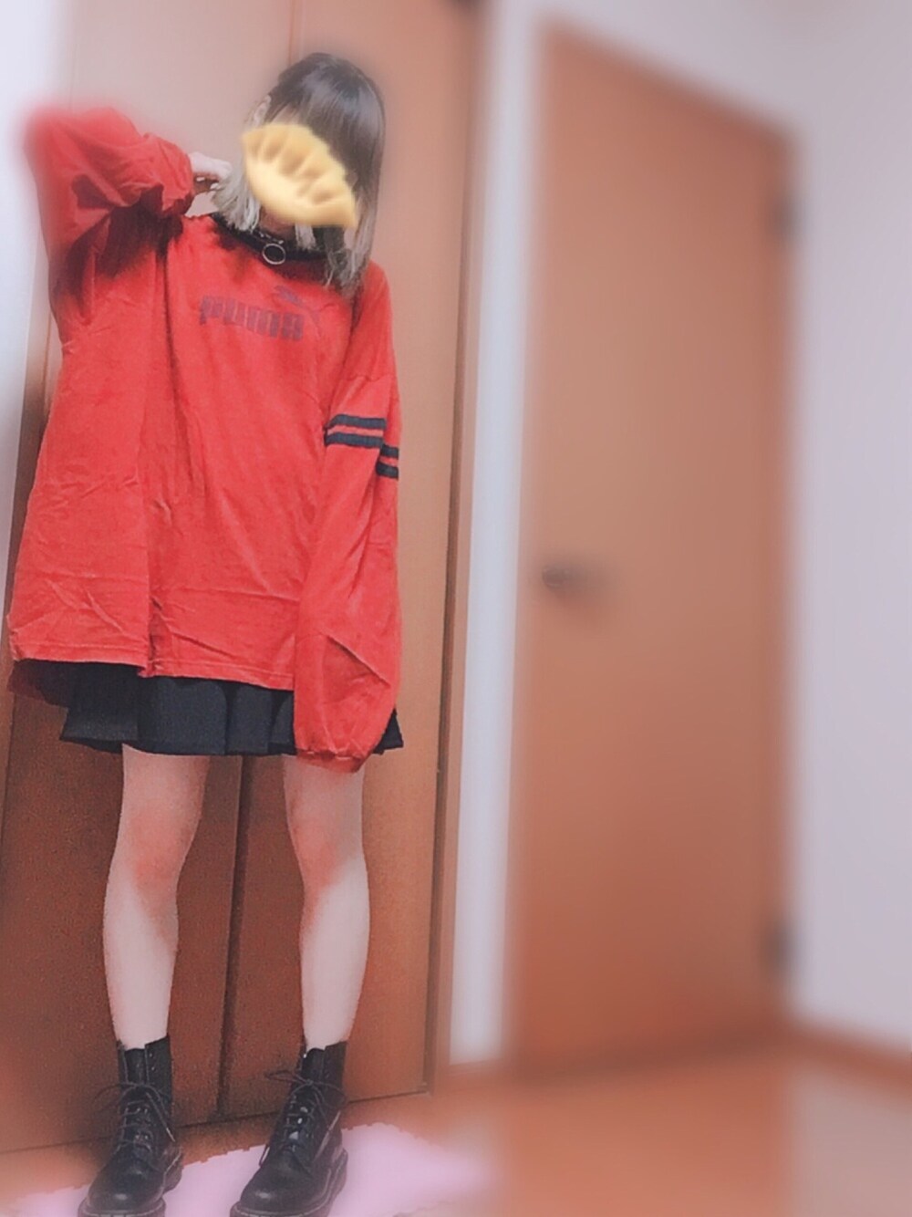 レッド系のTシャツ/カットソー、ブラック系のスカート、ブラック系のブーツを着用したレディースの夏コーディネートの1枚目の写真