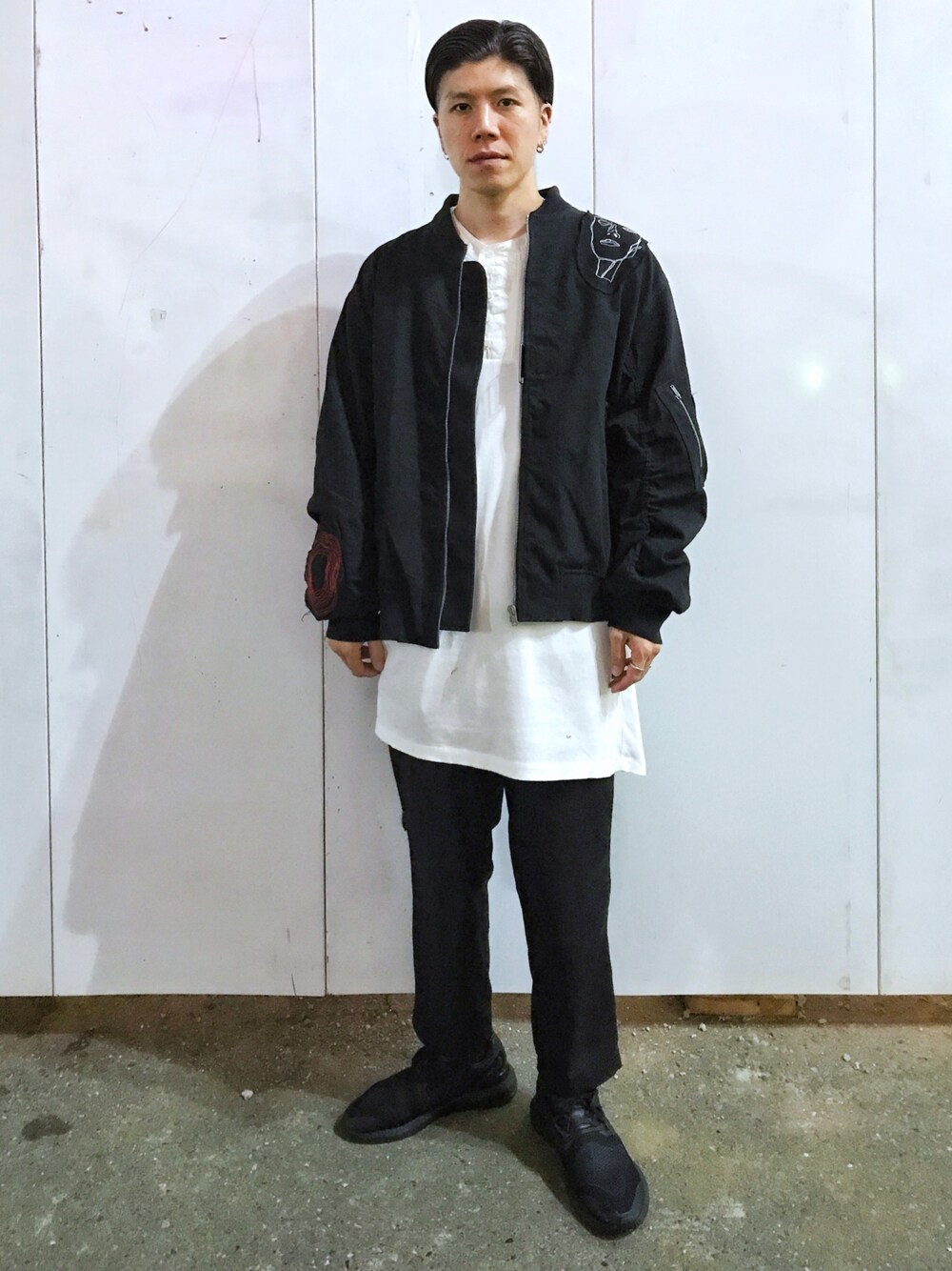 「秋のコーデ、スラックス、LHP、Y-3、Damir Doma、ボンバージャケット、JULIUS」｜「DAMIR DOMAのアイテム（ブルゾン、ブラック系）」を使った、Kazuya Kitamuraさん（メンズ・177cm）の秋コーディネートの1枚目の写真