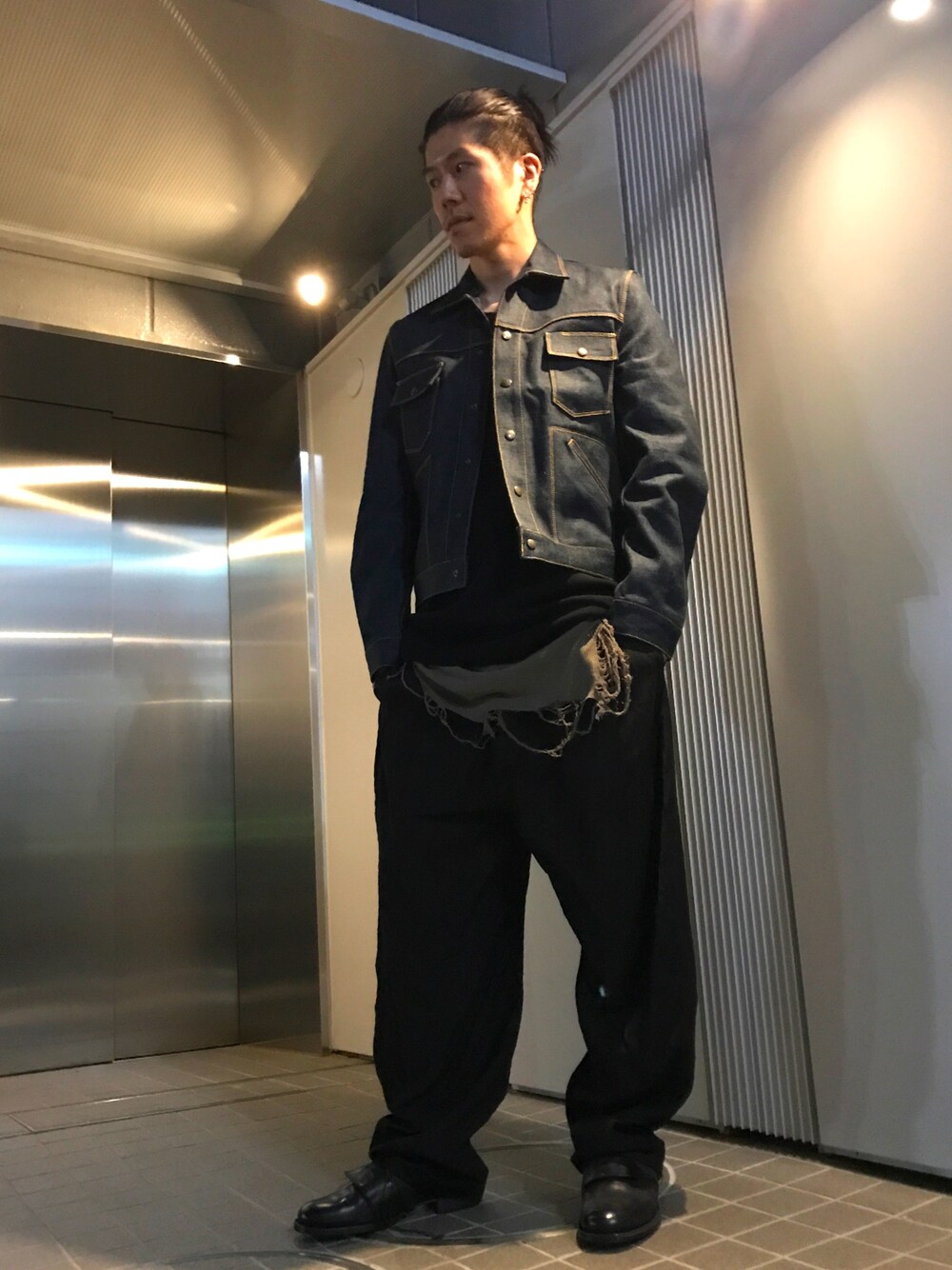 「JULIUS、yohjiyamamoto、kozaburo、スラックス、デニム、デニムジャケット、LHP」｜「KOZABUROのアイテム（デニムジャケット、ブルー系）」を使った、Kazuya Kitamuraさん（メンズ・177cm）の春コーディネートの1枚目の写真