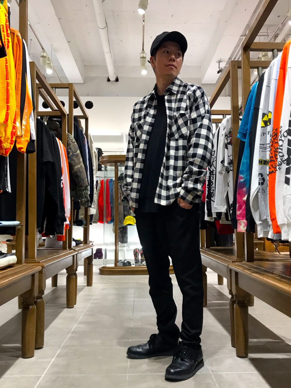 「チェックシャツ、スラックス、LHP、モノトーン、Danke schon、シンプルコーデ、sulvam」｜「sulvamのアイテム（スラックス、ブラック系）」を使った、Kazuya Kitamuraさん（メンズ・177cm）の春コーディネートの1枚目の写真