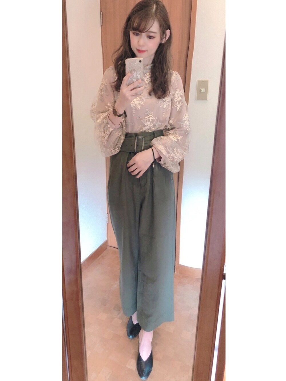 グリーン系のパンツ、ブラック系のシューズ、ベージュ系のTシャツ/カットソーを着用したレディースの夏コーディネートの1枚目の写真