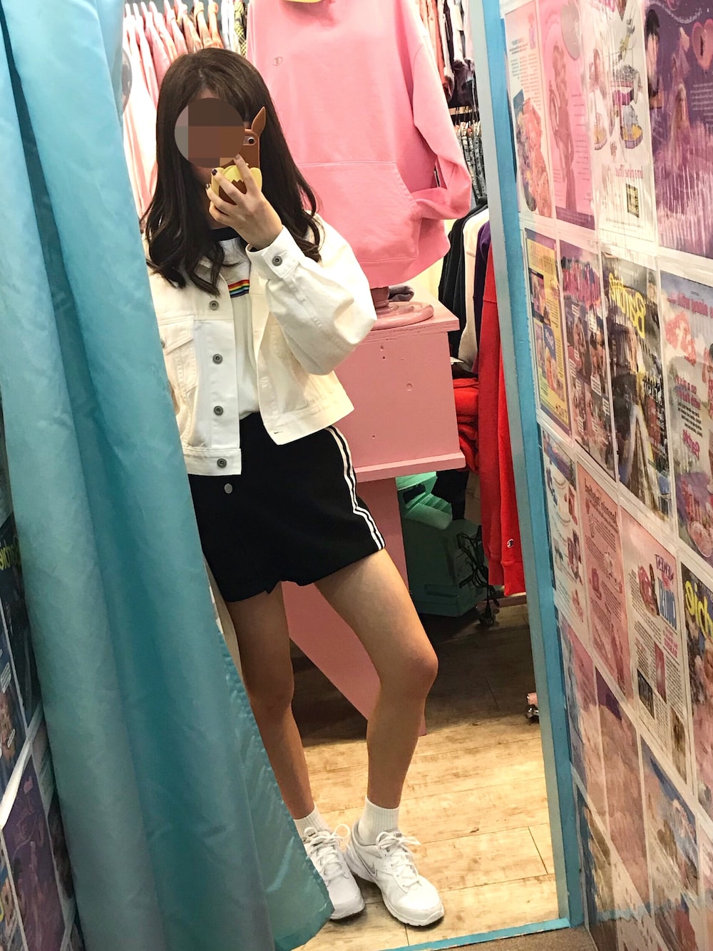 「WC、WEGO、GU、白Gジャン、虹色、ジャージ、スニーカー、ナイキ、原宿」｜「GUのアイテム（デニムジャケット、ホワイト系）」を使った、mikuさん（レディース・159cm）の春コーディネートの1枚目の写真