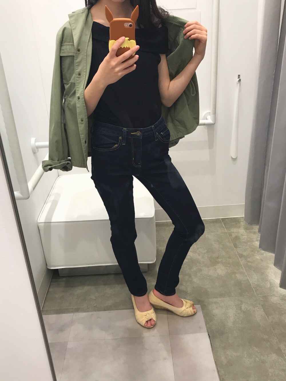 「休日スタイル、カジュアルコーデ、シンプル、ootd、プチプラコーデ、デニム、お洒落さんとつながりたい、黒、デニムパンツ、GU」｜「GUのアイテム（デニムパンツ、ブルー系）」を使った、mikuさん（レディース・159cm）の春コーディネートの1枚目の写真