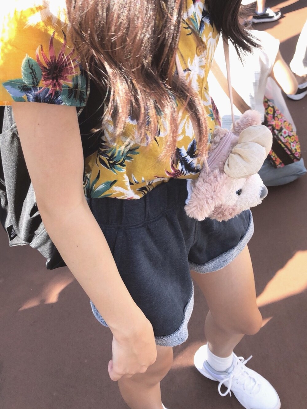 「ディズニーコーデ、ディズニー、夏コーデ、oneway、moussy、adidas、NIKE、H&M、アロハシャツ、黄色」｜「MOUSSYのアイテム（シャツ/ブラウス、イエロー系）」を使った、mikuさん（レディース・159cm）の夏コーディネートの1枚目の写真