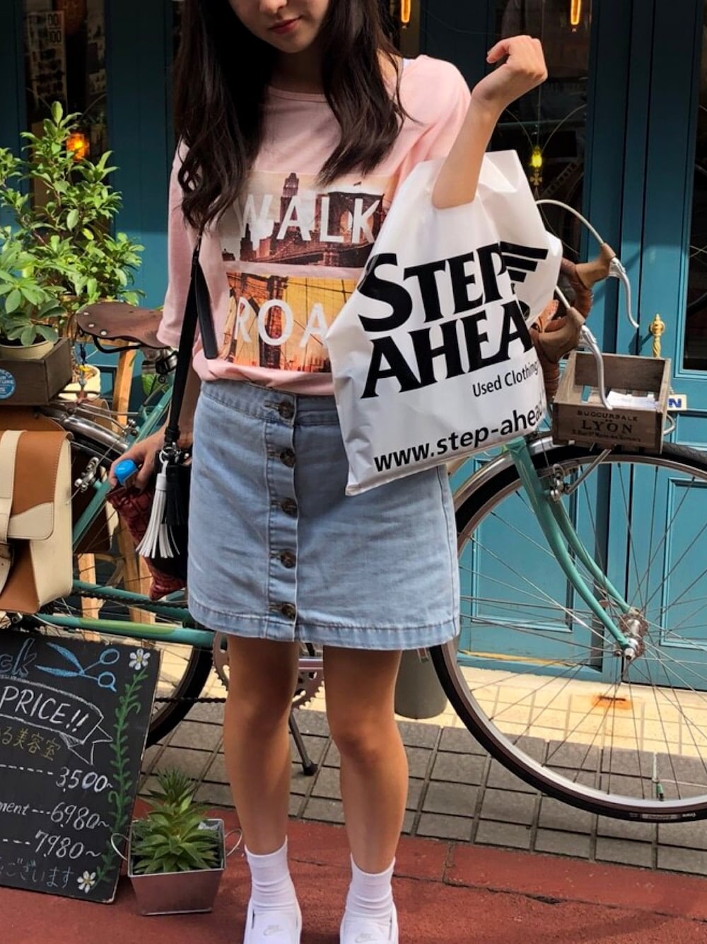 「下北沢、おしゃれさんと繋がりたい、RETRO GIRL、FOREVER 21、NIKE、夏コーデ、台形ｽｶｰﾄ、ビッグT」｜「RETRO GIRLのアイテム（Tシャツ/カットソー、ピンク系）」を使った、mikuさん（レディース・159cm）の秋コーディネートの1枚目の写真