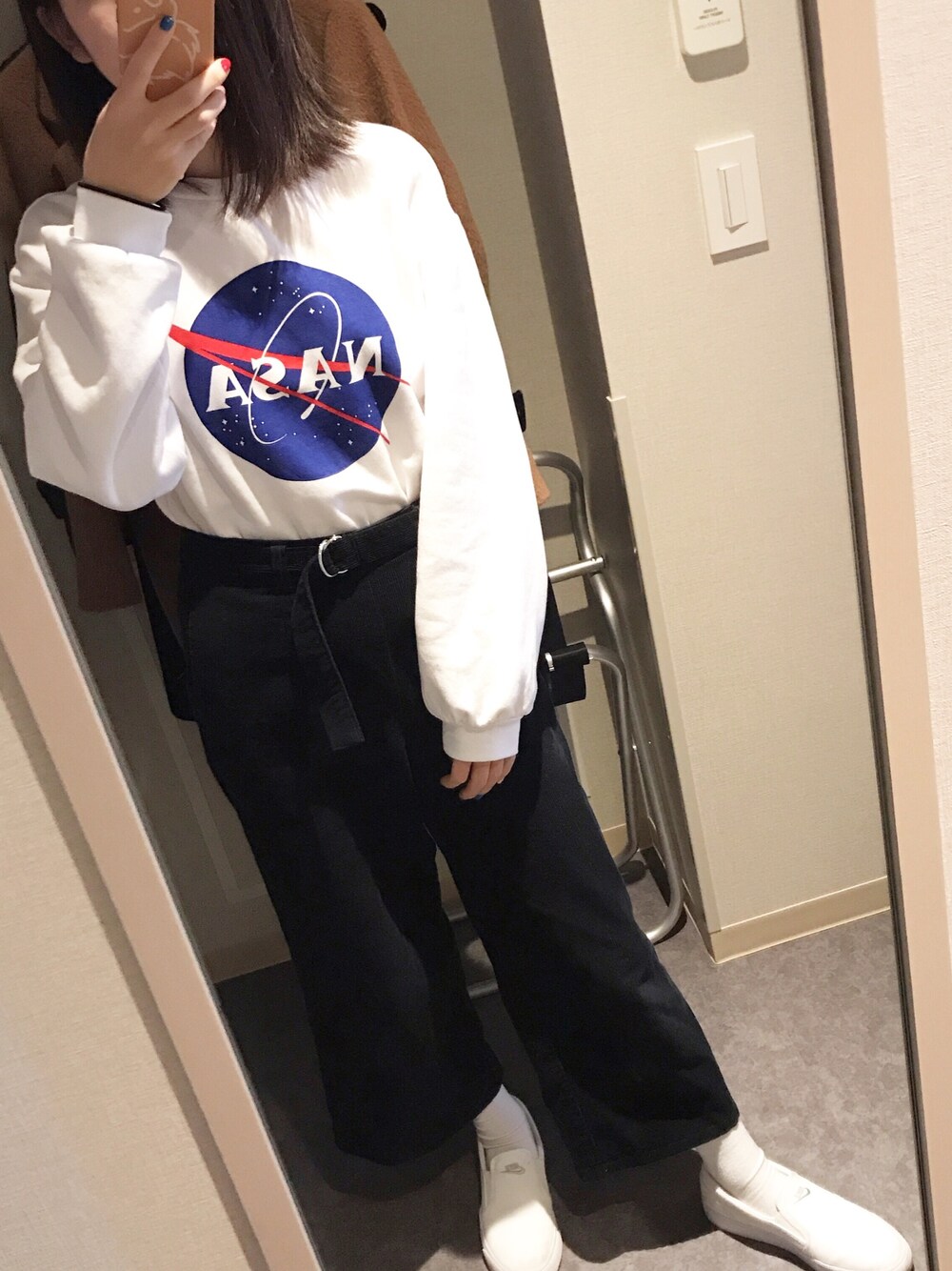 「H&M、WEGO、NASA、休日スタイル、プチプラコーデ、ootd、ワイドパンツ、スウェット、NIKE、お洒落さんとつながりたい」｜「H&Mのアイテム（スウェット、ホワイト系）」を使った、mikuさん（レディース・159cm）の冬コーディネートの1枚目の写真