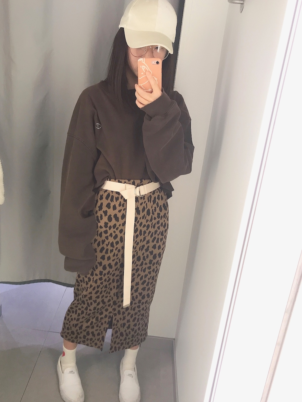 「シンプルコーデ、古着、古着コーデ、お洒落さんとつながりたい、レオパード、茶色、いいね返し、めがね、ootd」｜「RETRO GIRLのリリースバックルキャップ（キャップ、ホワイト系）」を使った、mikuさん（レディース・159cm）の冬コーディネートの1枚目の写真