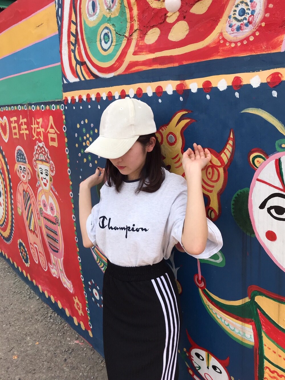 「古着、古着好きな人と繋がりたい、Champion、台湾、Taiwan、ストリート、お洒落さんとつながりたい、ジャージ、Tシャツ、いいね返し」｜「RETRO GIRLのリリースバックルキャップ（キャップ、ホワイト系）」を使った、mikuさん（レディース・159cm）の冬コーディネートの1枚目の写真