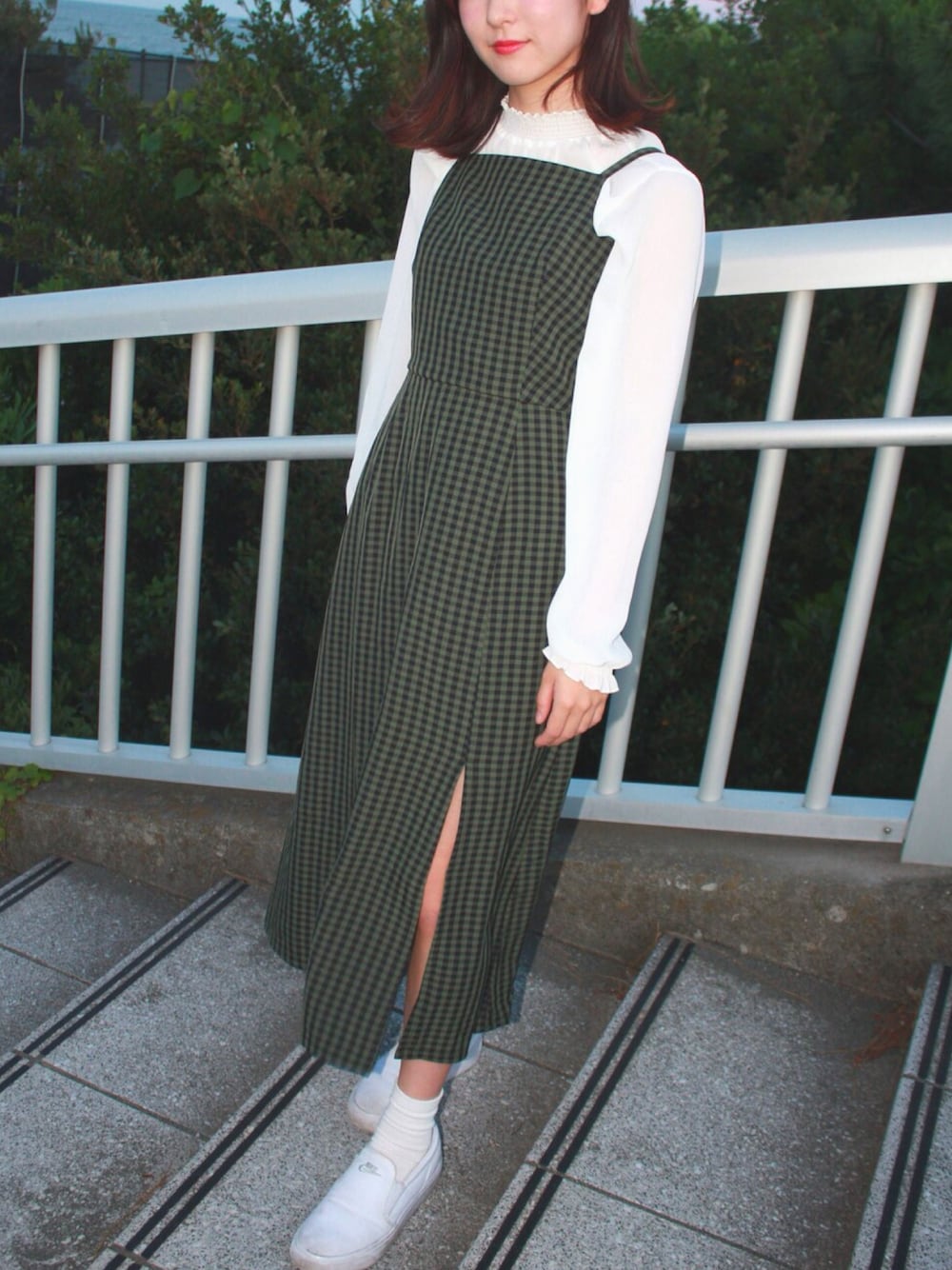 「ワンピース、ワンピース×スニーカー、laguagem、アー写、ootd、おしゃれさんと繋がりたい、お洒落さんとつながりたい、スニーカー、NIKE」｜「LAGUA GEMのCAMI LONG SLIT OP（ワンピース、グリーン系）」を使った、mikuさん（レディース・159cm）の夏コーディネートの1枚目の写真