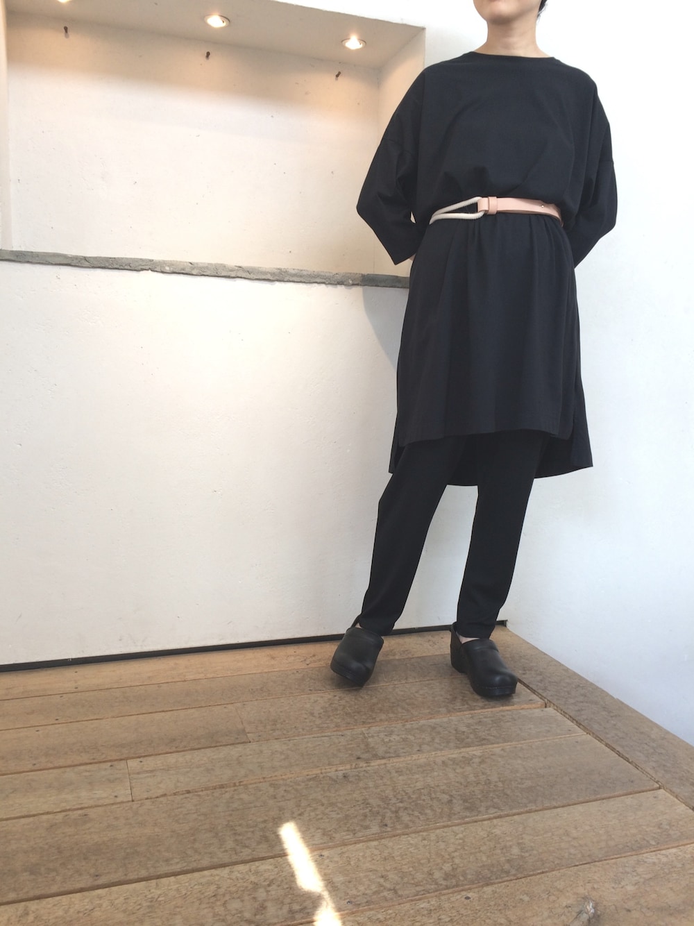 「シンプルコーデ、ワンピース、かぐれ、dansko、UR20th_KG、ブラック」｜「UR20th_かぐれのアイテム（その他、ホワイト系）」を使った、miiiiiiiさん（レディース・163cm）の夏コーディネートの1枚目の写真