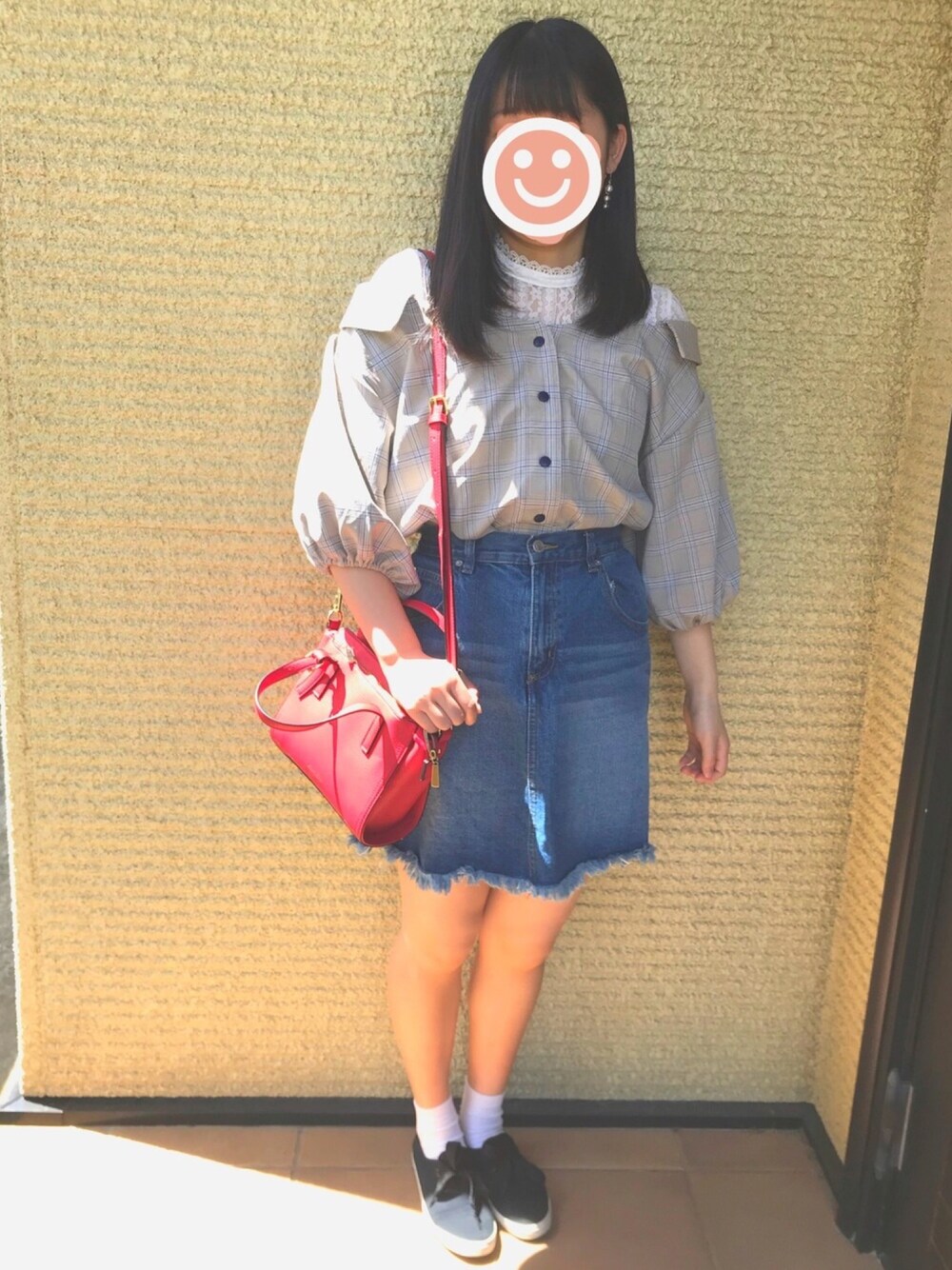 「春コーデ、チェック、オフショル、デニムスカート、赤バッグ、おしゃれさんと繋がりたい」｜「SpRay PREMIUMのアイテム（トップス、ホワイト系）」を使った、消しますさん（レディース・156cm）の春コーディネートの1枚目の写真