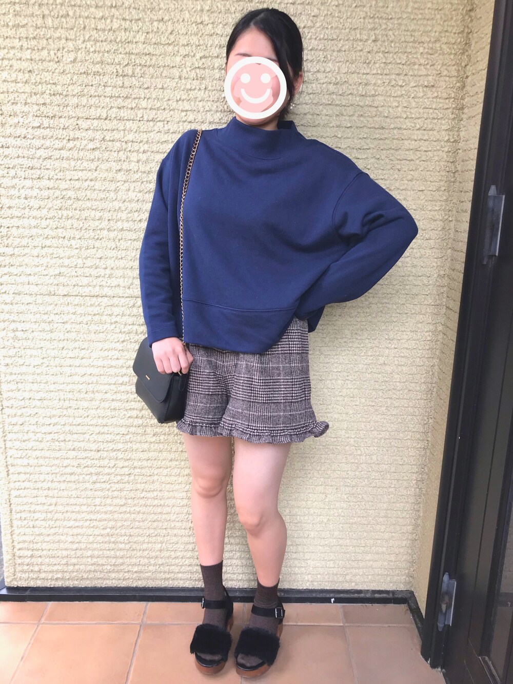 「秋服、秋コーデ、おでかけ、チェックパンツ、ファーサンダル、おしゃれさんと繋がりたい」｜「AMERICAN HOLICのボートネック衿裏毛プルオーバー（Tシャツ/カットソー、ブルー系）」を使った、消しますさん（レディース・156cm）の秋コーディネートの1枚目の写真