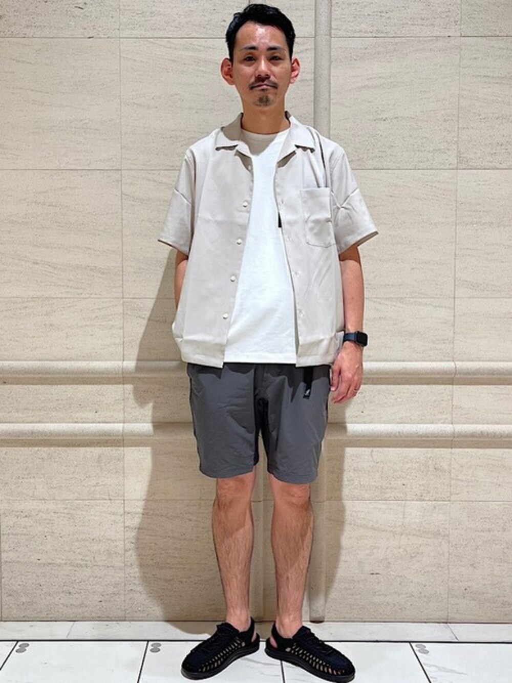 「ショートパンツ、大人カジュアル、シップス、SHIPS、keen、GRAMICCI、ポケットＴシャツ、オープンカラーシャツ、ダークグレー」｜「SHIPSのSHIPS: Reflax(R) ドライタッチ オープンカラー シャツ（シャツ/ブラウス、ベージュ系）」を使った、遠藤さん（メンズ・175cm）の春コーディネートの1枚目の写真