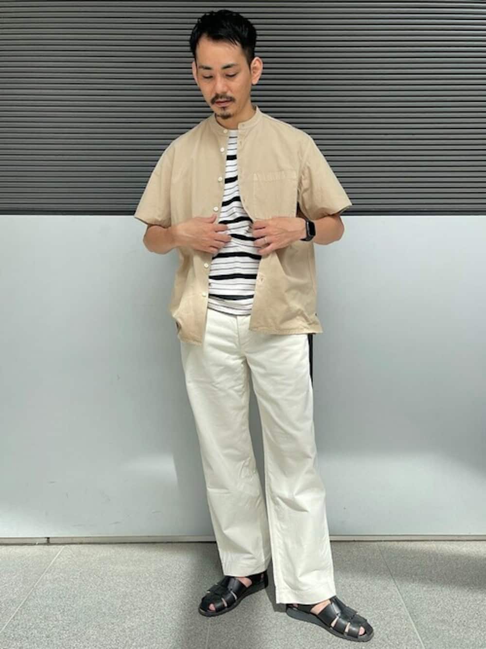 ベージュ系のシャツ/ブラウス、ホワイト系のTシャツ/カットソー、ホワイト系のチノパンツを着用したメンズの夏コーディネートの1枚目の写真