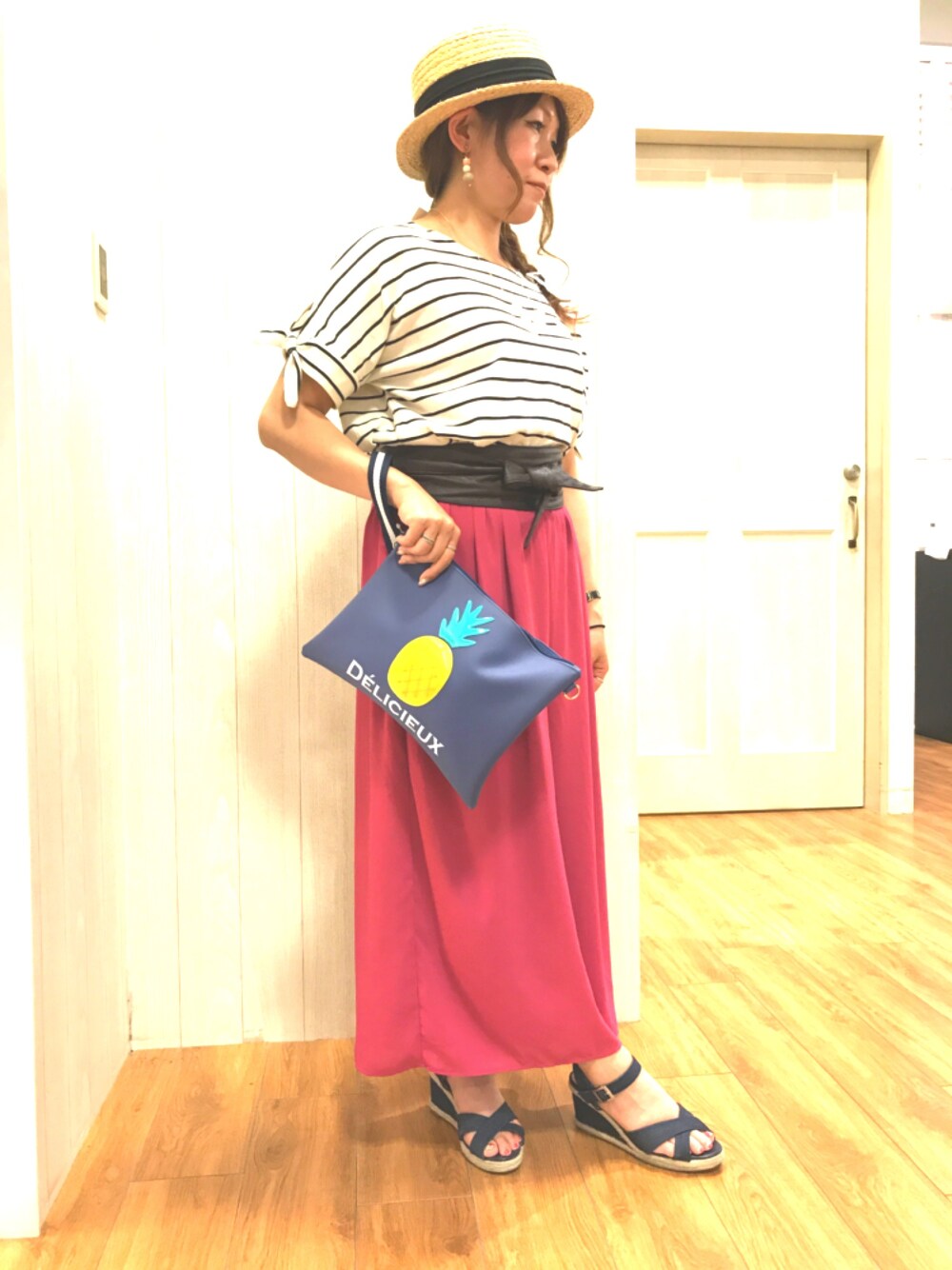 ブルー系のクラッチバッグ、ブラック系のTシャツ/カットソー、ピンク系のその他パンツを着用したレディースの夏コーディネートの1枚目の写真
