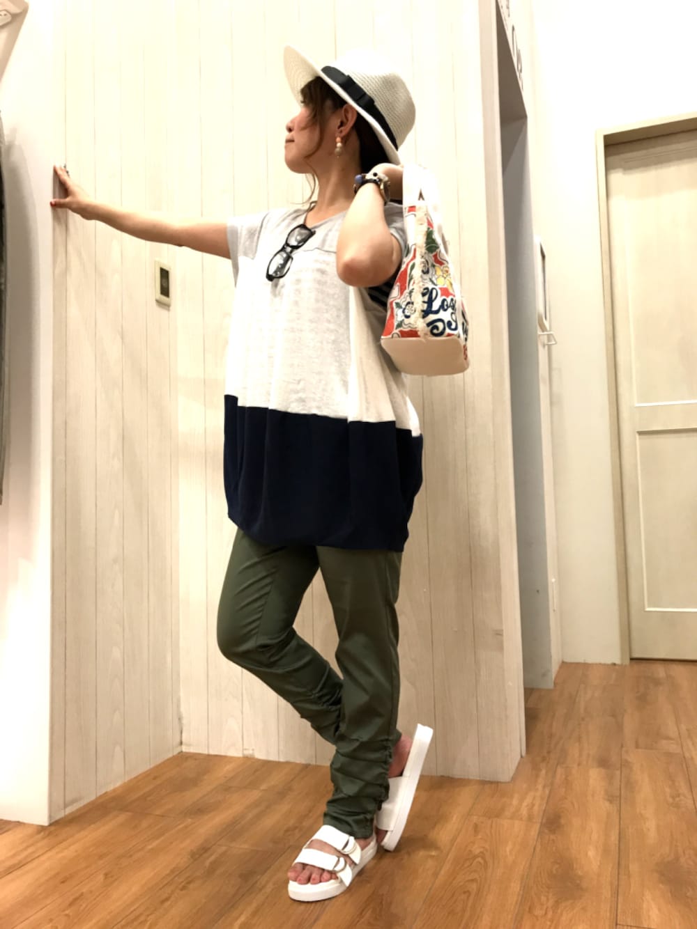 グレー系のTシャツ/カットソー、レッド系のトートバッグ、グリーン系のその他パンツを着用したレディースの夏コーディネートの1枚目の写真