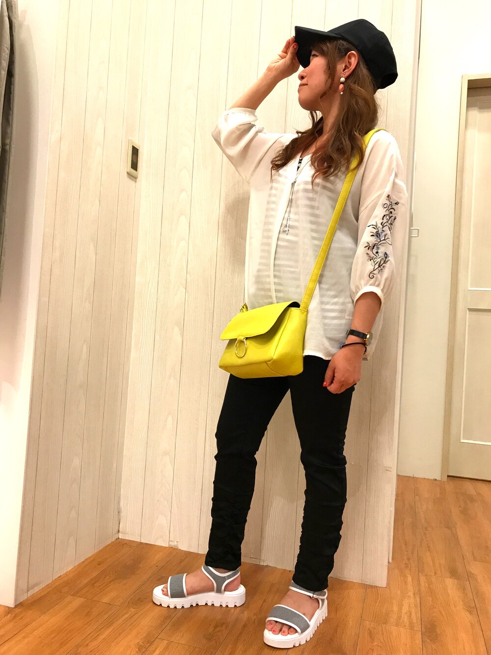 ホワイト系のシャツ/ブラウス、ブラック系のその他パンツ、グレー系のその他シューズを着用したレディースの夏コーディネートの1枚目の写真