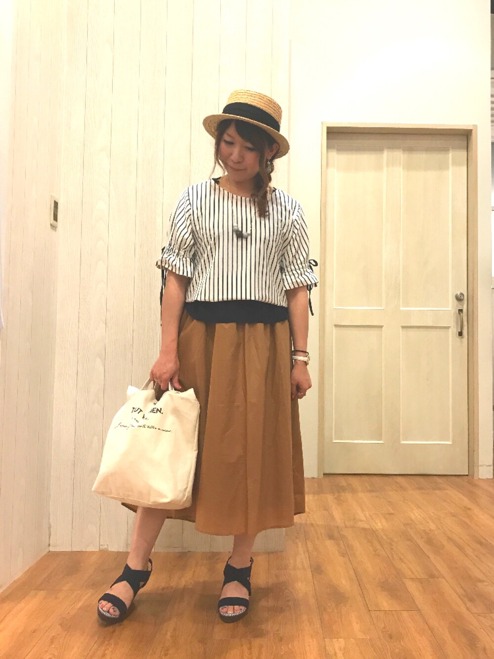 ブルー系のTシャツ/カットソー、ベージュ系のスカート、ブルー系のサンダルを着用したレディースの夏コーディネートの1枚目の写真