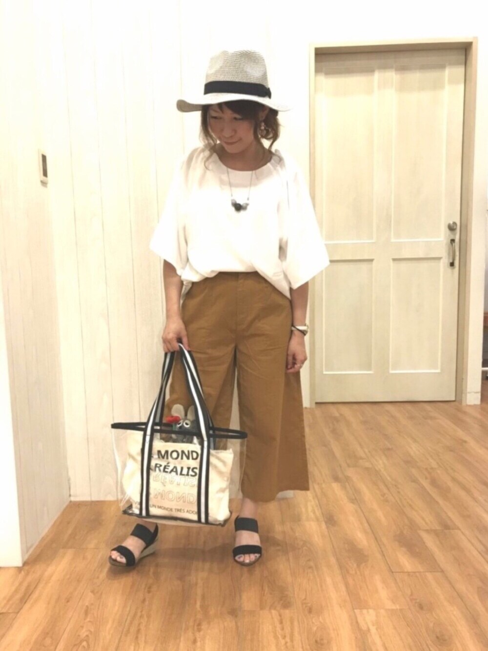 「シューラルー、休日スタイル、サンダル、ラフ、ブラウス、大人カジュアル、フレデリック、ワイドパンツ、ハット、プチプラ」｜「DRESKIPのリボン付きMIXブレードハット（ハット、グレー系）」を使った、*Yui*さん（レディース・151cm）の夏コーディネートの1枚目の写真