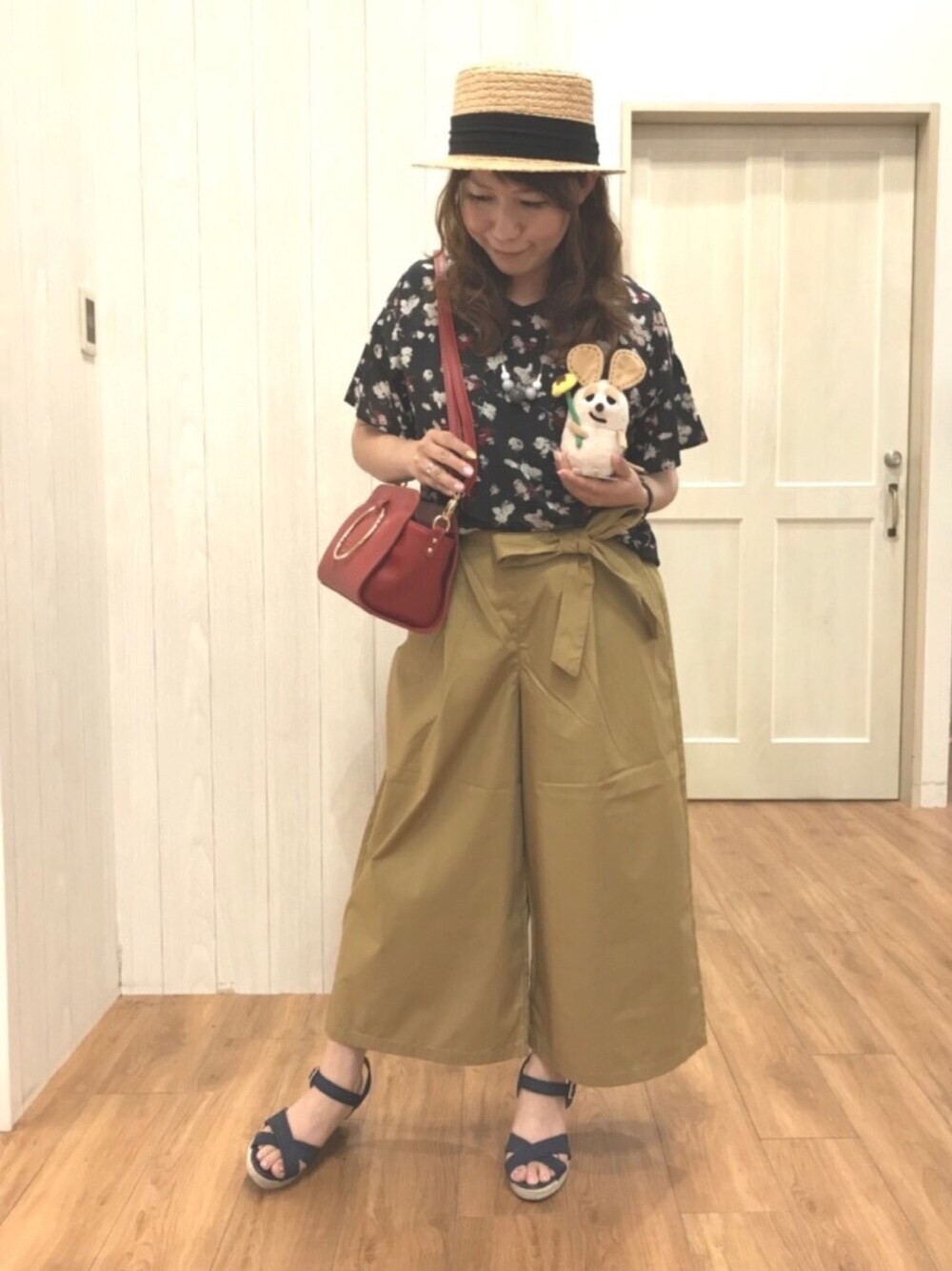 ブルー系のTシャツ/カットソー、レッド系のショルダーバッグ、ブラウン系のその他パンツを着用したレディースの夏コーディネートの1枚目の写真