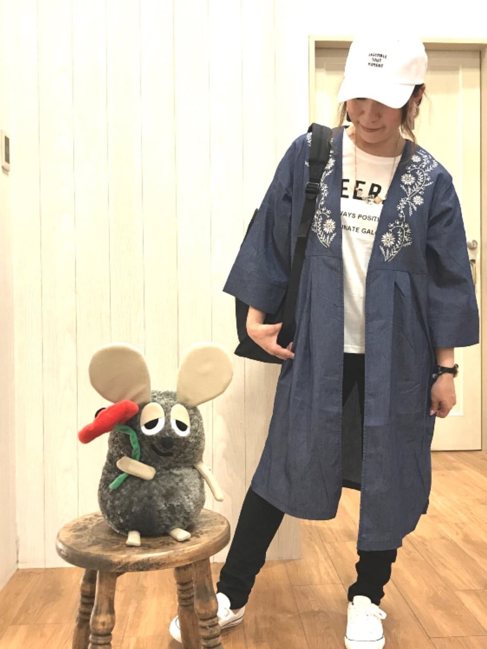 ブルー系のワンピース、ブラック系のその他パンツ、ホワイト系のスニーカーを着用したレディースの夏コーディネートの1枚目の写真
