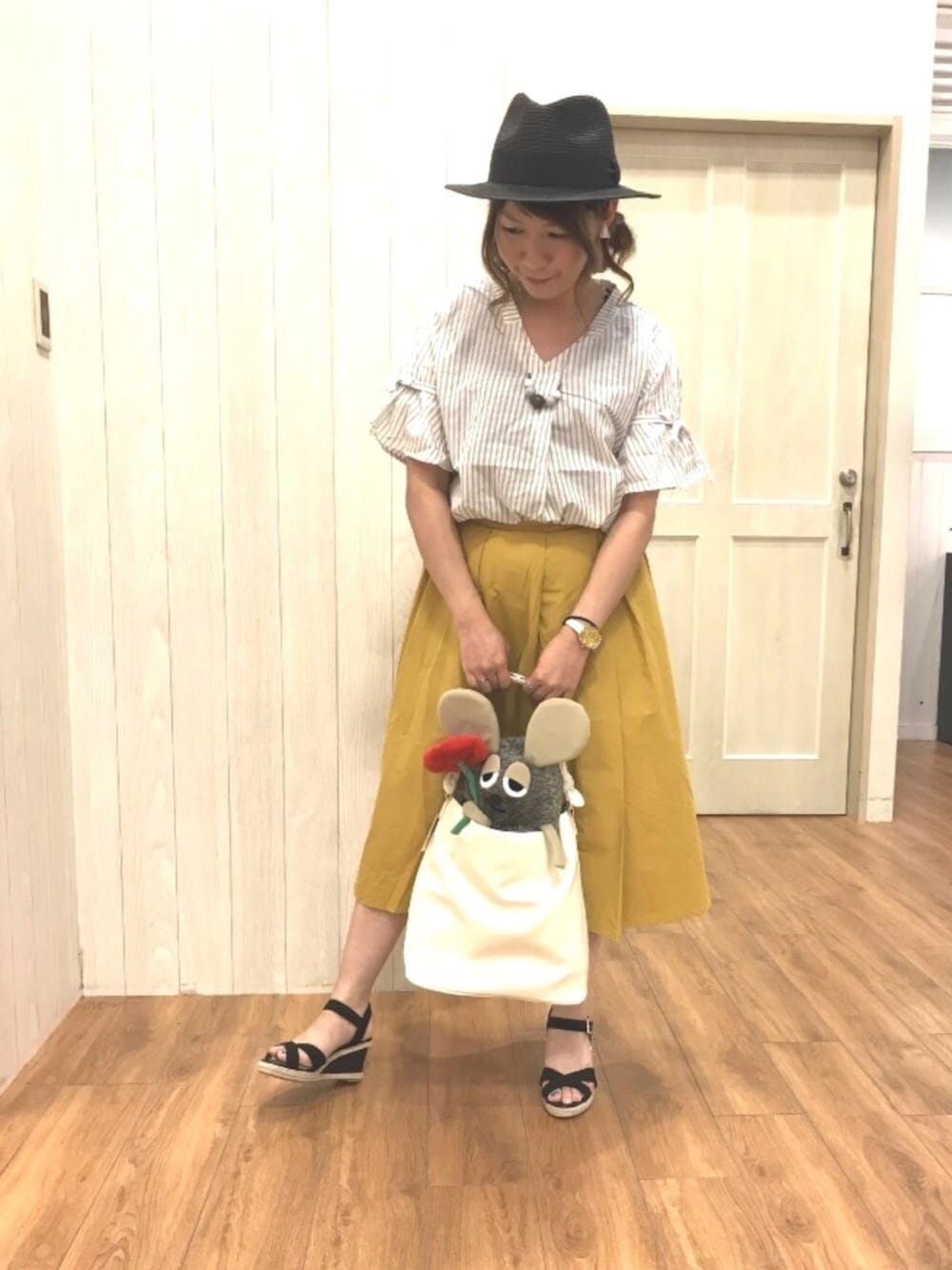 イエロー系のスカート、ブルー系のサンダル、グレー系のシャツ/ブラウスを着用したレディースの夏コーディネートの1枚目の写真