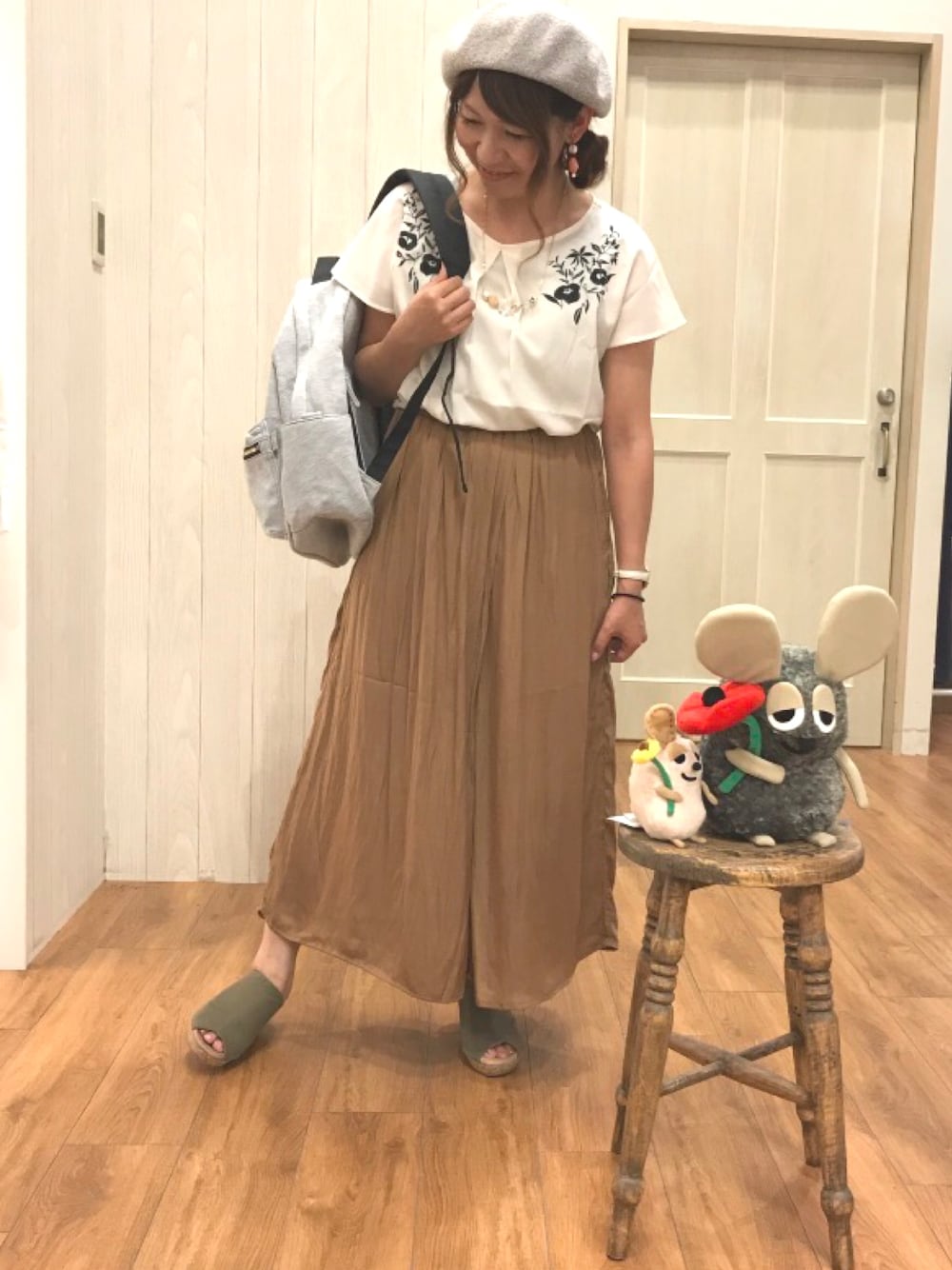 ホワイト系のシャツ/ブラウス、グレー系のバックパック/リュック、ブラウン系のその他パンツを着用したレディースの夏コーディネートの1枚目の写真