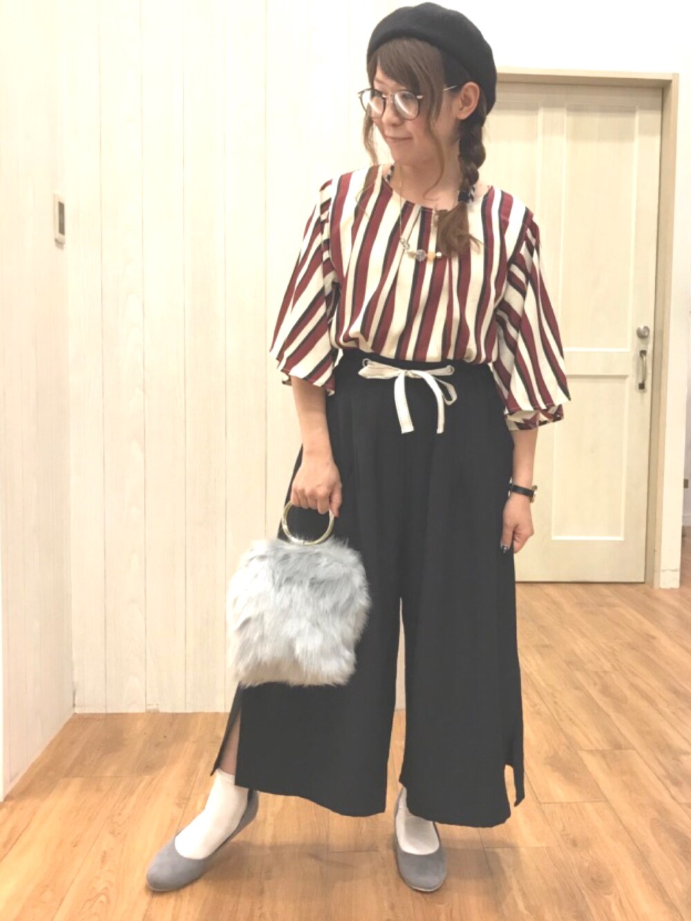レッド系のシャツ/ブラウス、ブルー系のその他パンツ、グレー系のハンドバッグを着用したレディースの夏コーディネートの1枚目の写真