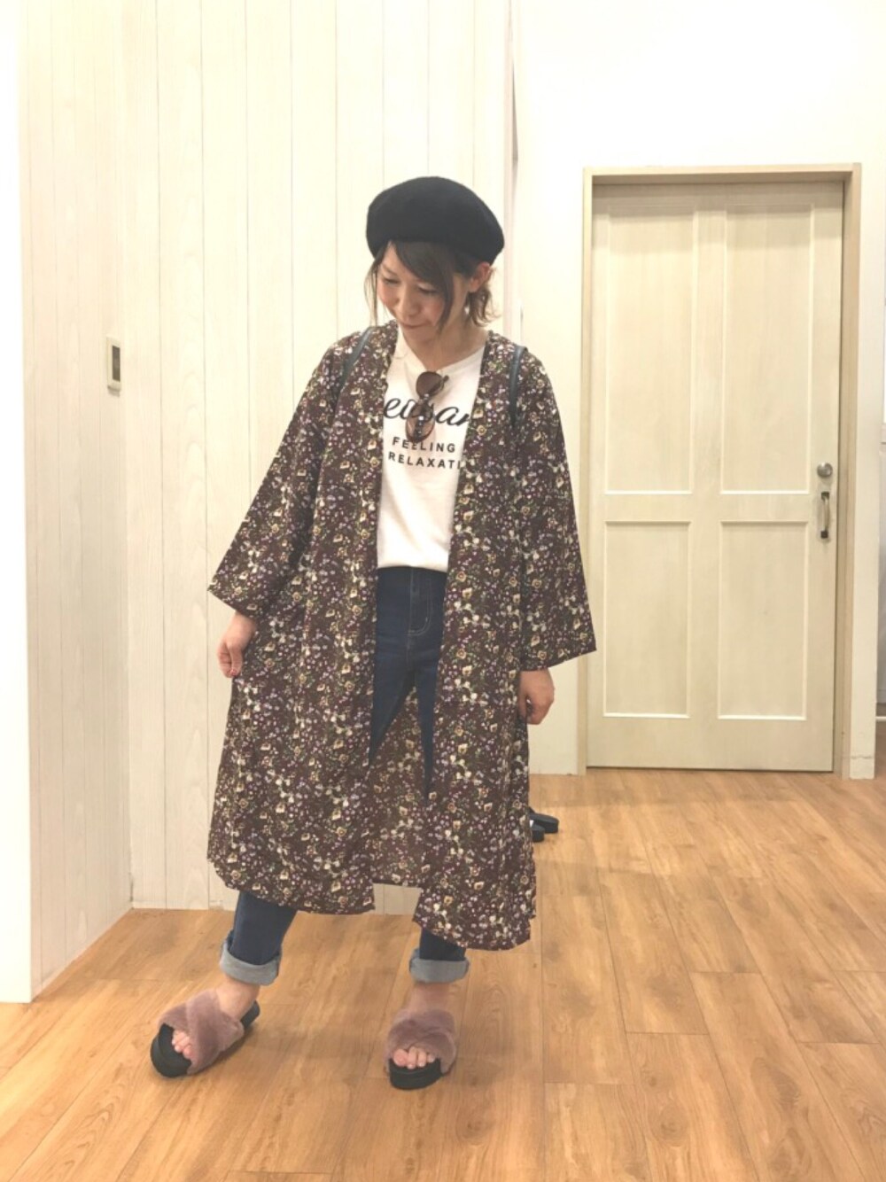 レッド系のその他トップス、ブラック系のショルダーバッグ、ブルー系のデニムパンツを着用したレディースの秋コーディネートの1枚目の写真