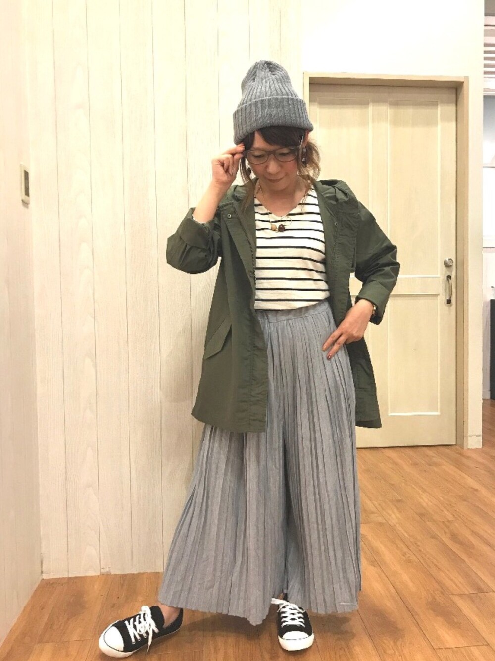 ホワイト系のTシャツ/カットソー、グリーン系のモッズコート、グレー系のその他パンツを着用したレディースの秋コーディネートの1枚目の写真