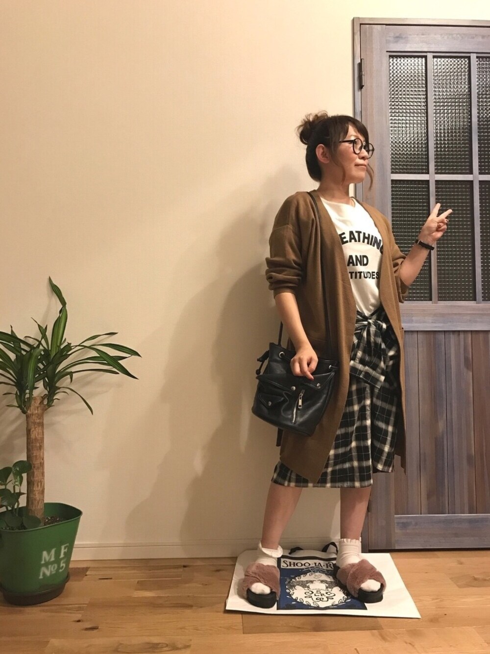 ホワイト系のTシャツ/カットソー、ブラウン系のカーディガン/ボレロ、ブラック系のシャツ/ブラウスを着用したレディースの秋コーディネートの1枚目の写真