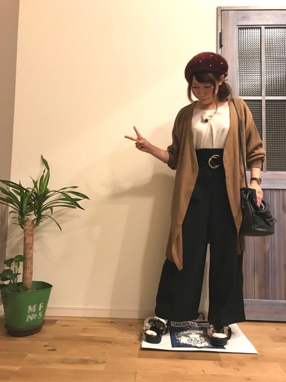 ベージュ系のシャツ/ブラウス、ブラウン系のカーディガン/ボレロ、ブラック系のその他パンツを着用したレディースの秋コーディネートの1枚目の写真