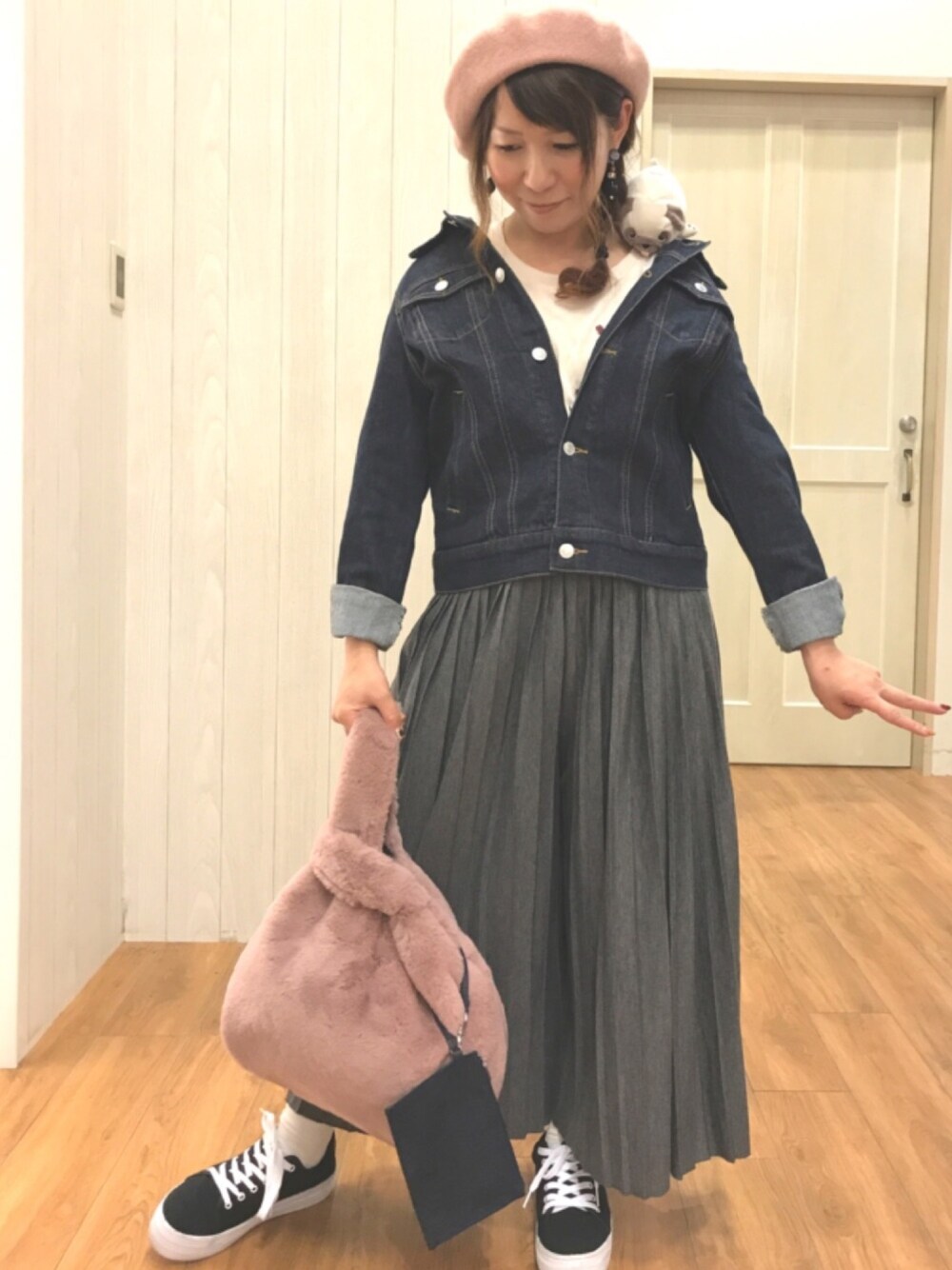 ブルー系のデニムジャケット、ホワイト系のTシャツ/カットソー、グレー系のその他パンツを着用したレディースの秋コーディネートの1枚目の写真