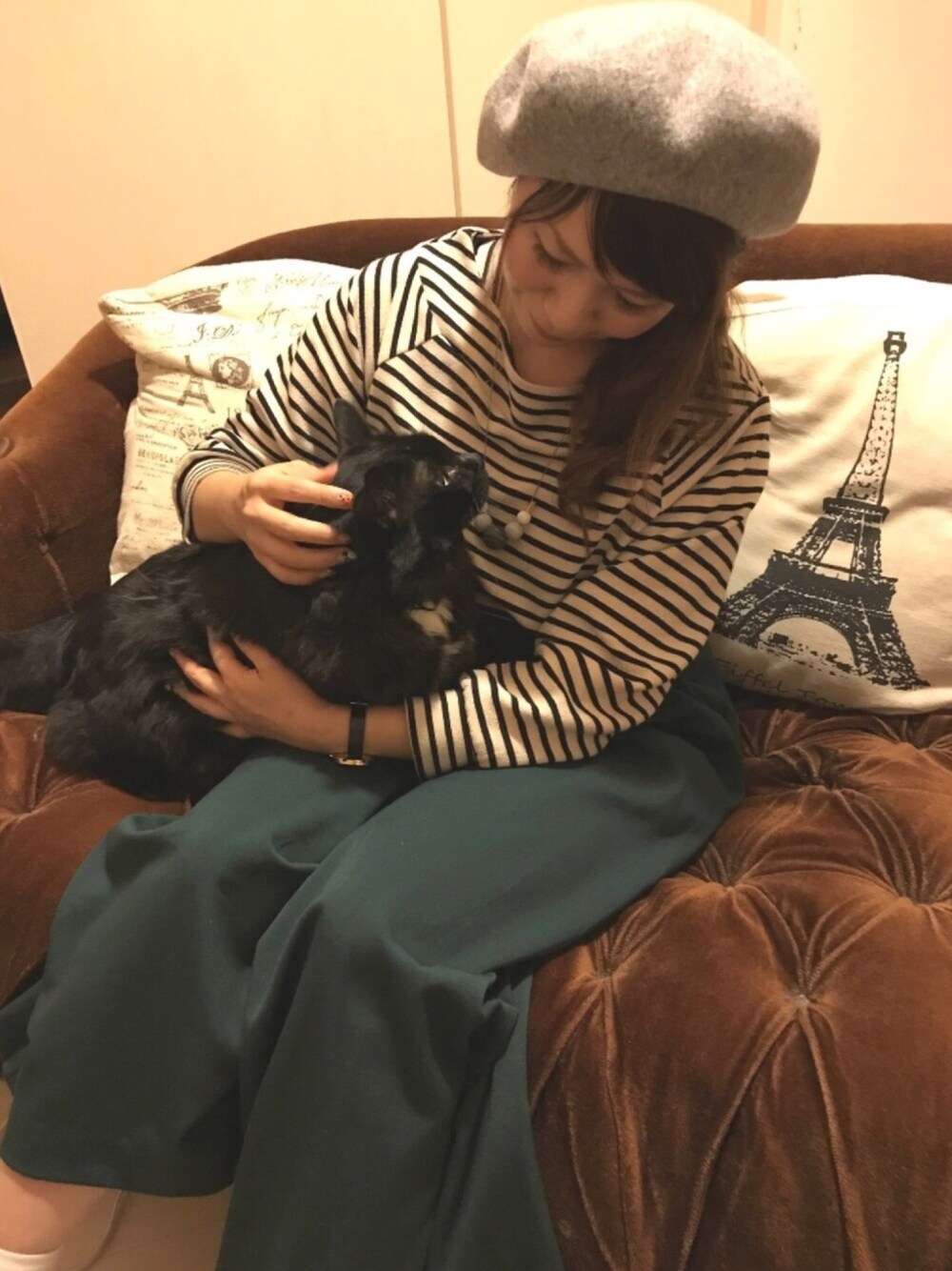 ベージュ系のTシャツ/カットソー、グリーン系のその他パンツ、グレー系のネックレスを着用したレディースの秋コーディネートの1枚目の写真