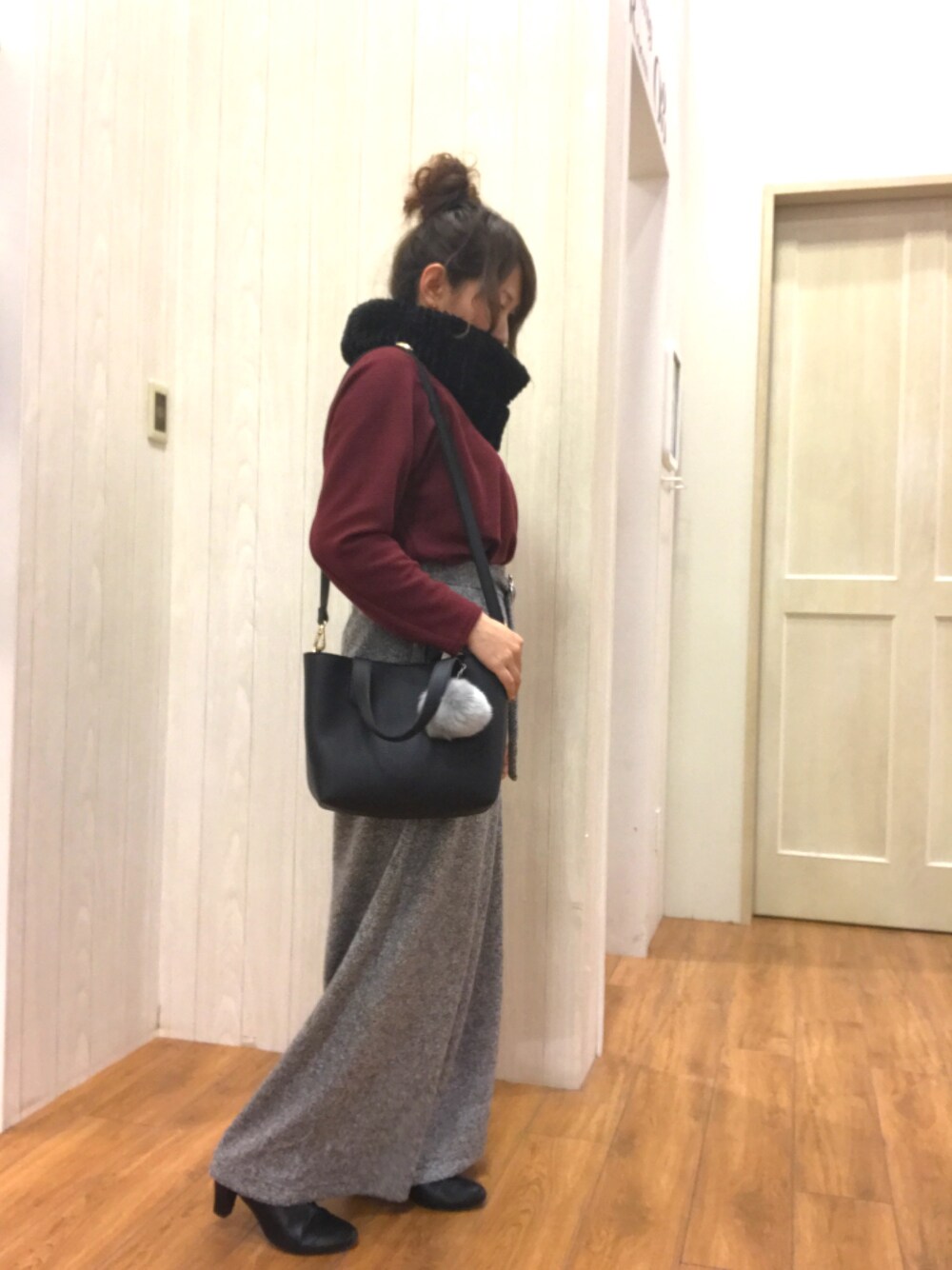 レッド系のTシャツ/カットソー、ブラック系のその他パンツ、ブラック系のバッグを着用したレディースの秋コーディネートの1枚目の写真